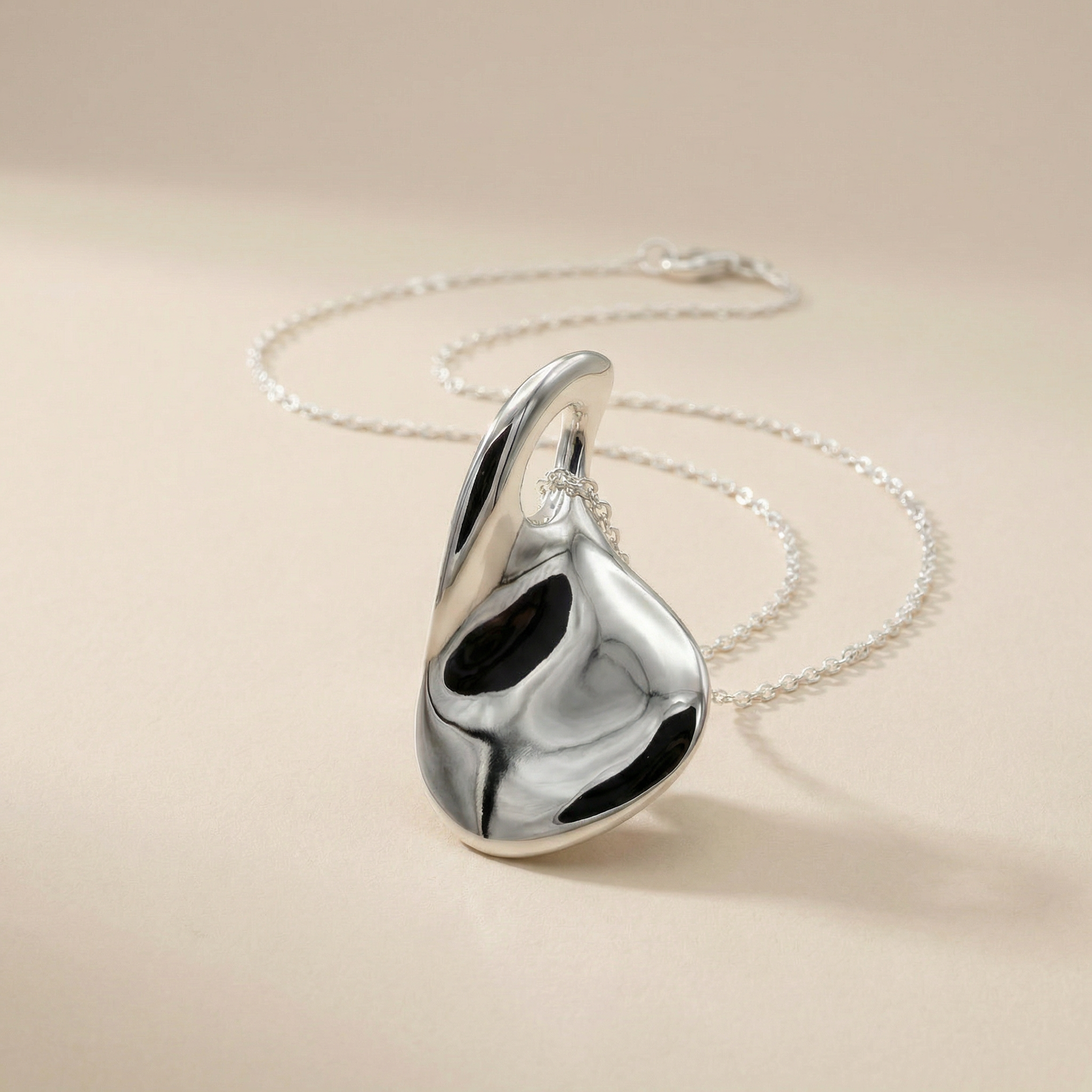 Sculptural Fluid Halskette - Substanziell aus 925 Silber - NINASIA