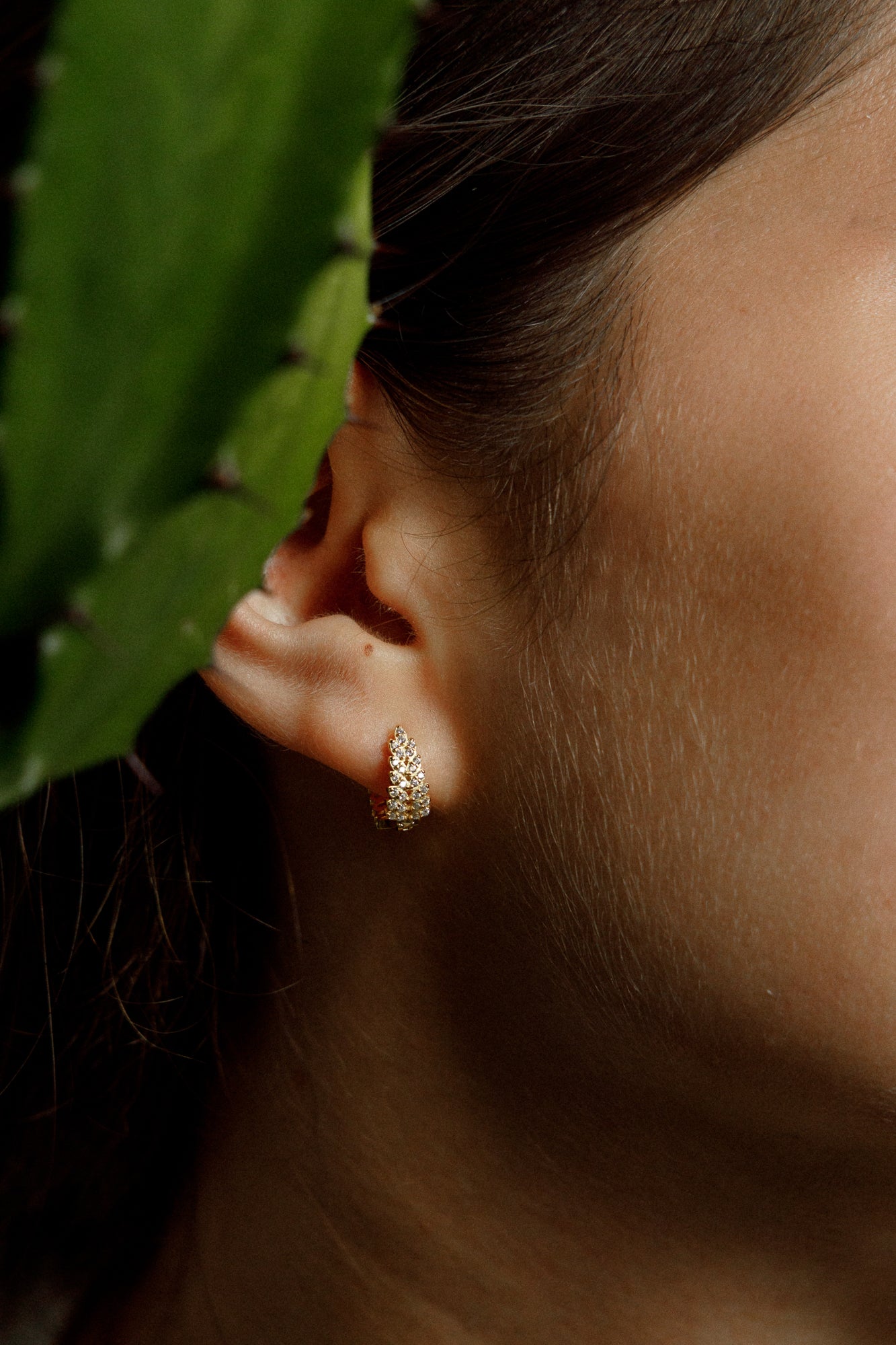 SHINING NATURE HUGGIES – leaf-shaped earrings with sparkling zirconias, made of 925 silver 18K gold-plated