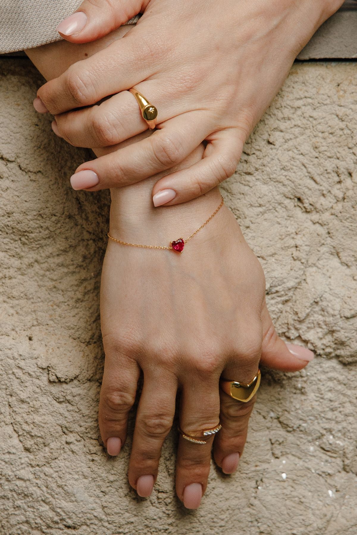 Rotes Herz Armband mit Zirkonia Diamanten-Inlay – minimalistisch, aus 925er Silber vergoldet