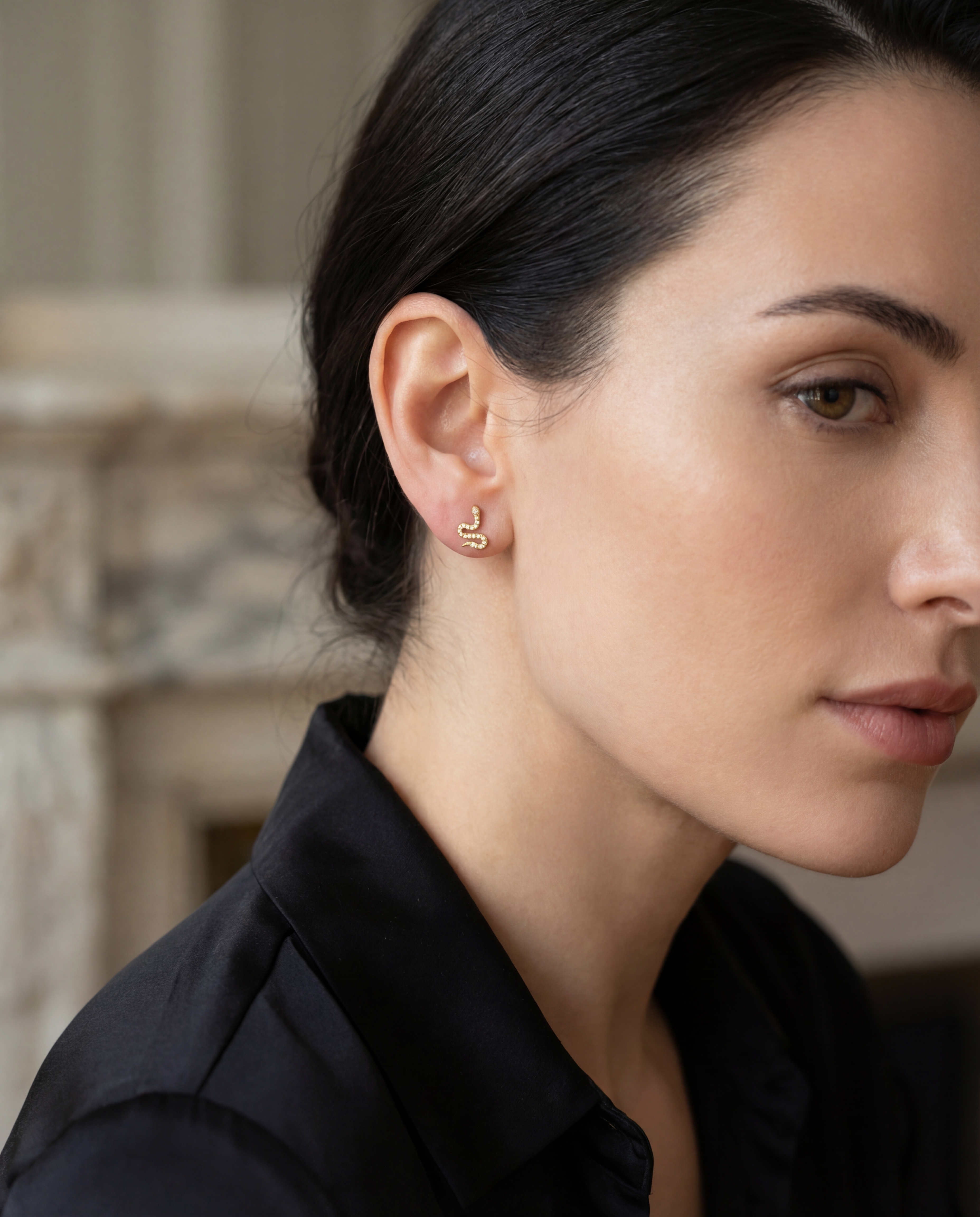 Minimalistische Schlangen-Ohrstecker mit 32 Zirkonia aus 925 Silber vergoldet