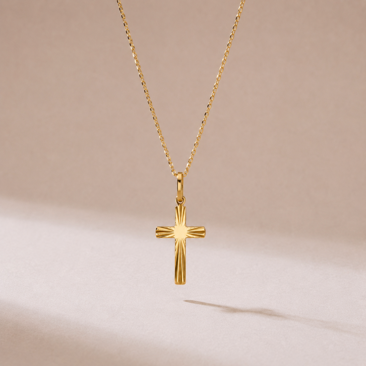 Or 333 – Alia – Pendentif croix en filigrane avec ou sans collier