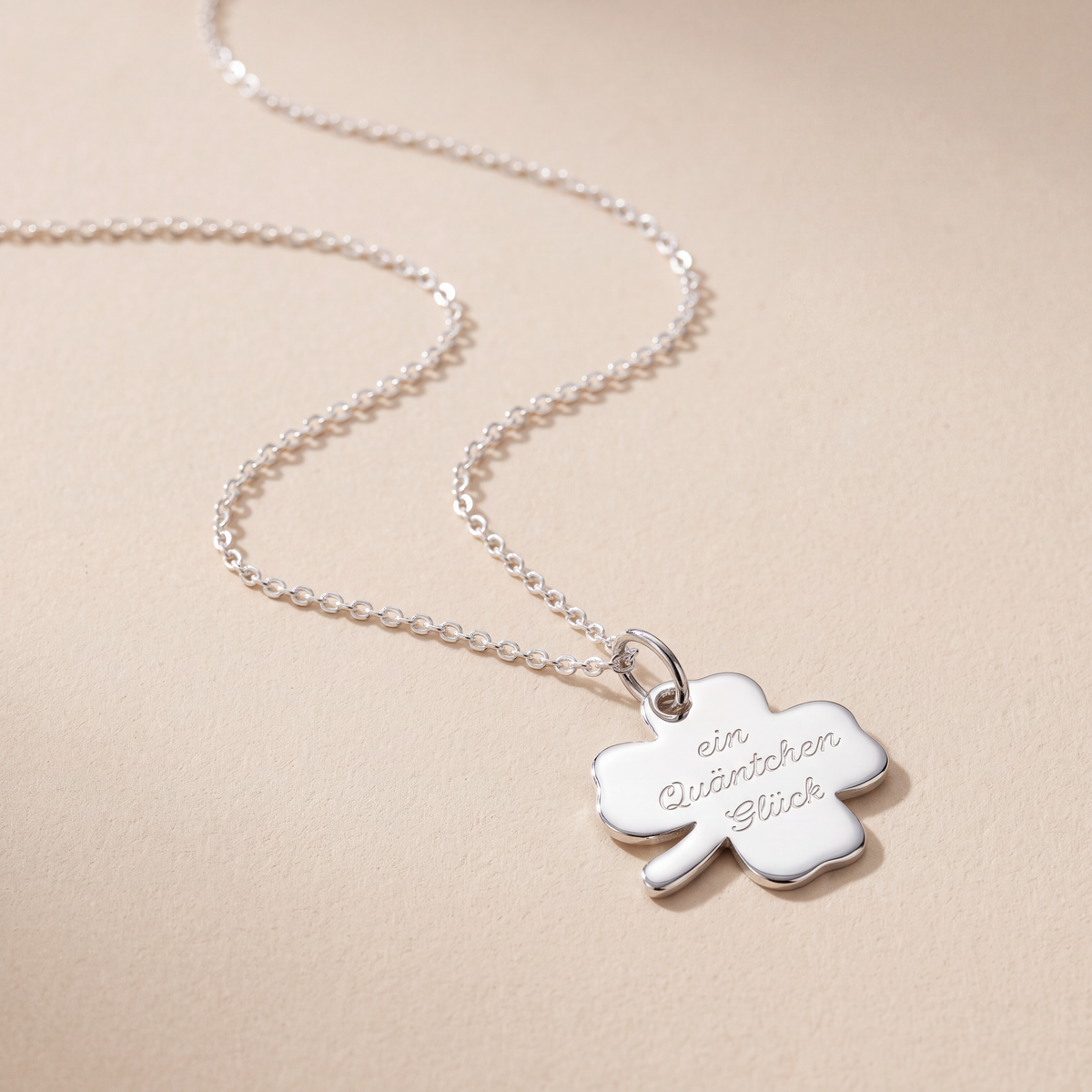 Ein Quäntchen Glück – Symbolische Kleeblatt-Halskette | Glücksbringer & Geschenk mit Bedeutung | Anhänger mit oder ohne Halskette | aus 925 Silber