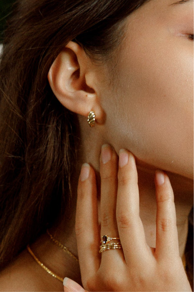 TWISTED CREOLEN – Croissant-like earrings, made of 925 silver 18K gold-plated