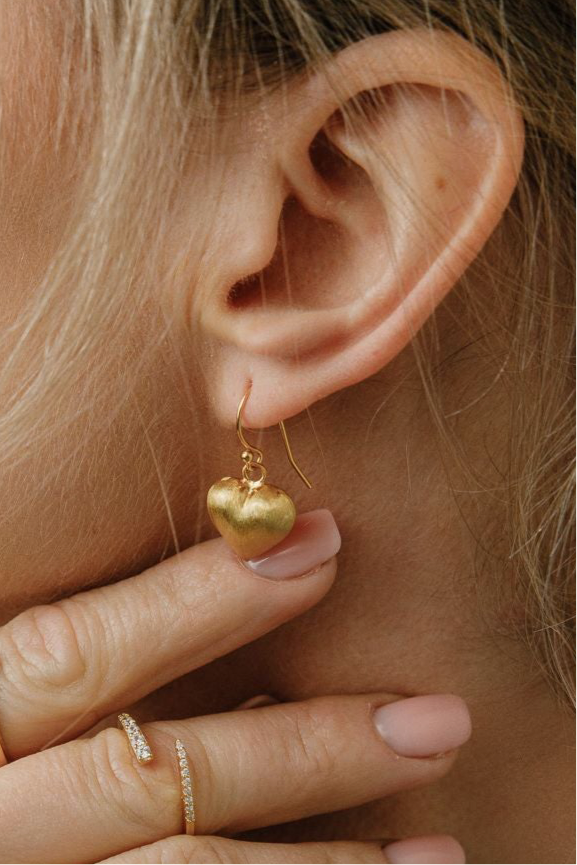 Sculpted Heart – matte 3D-Ohrringe aus 925 Silber 18K vergoldet