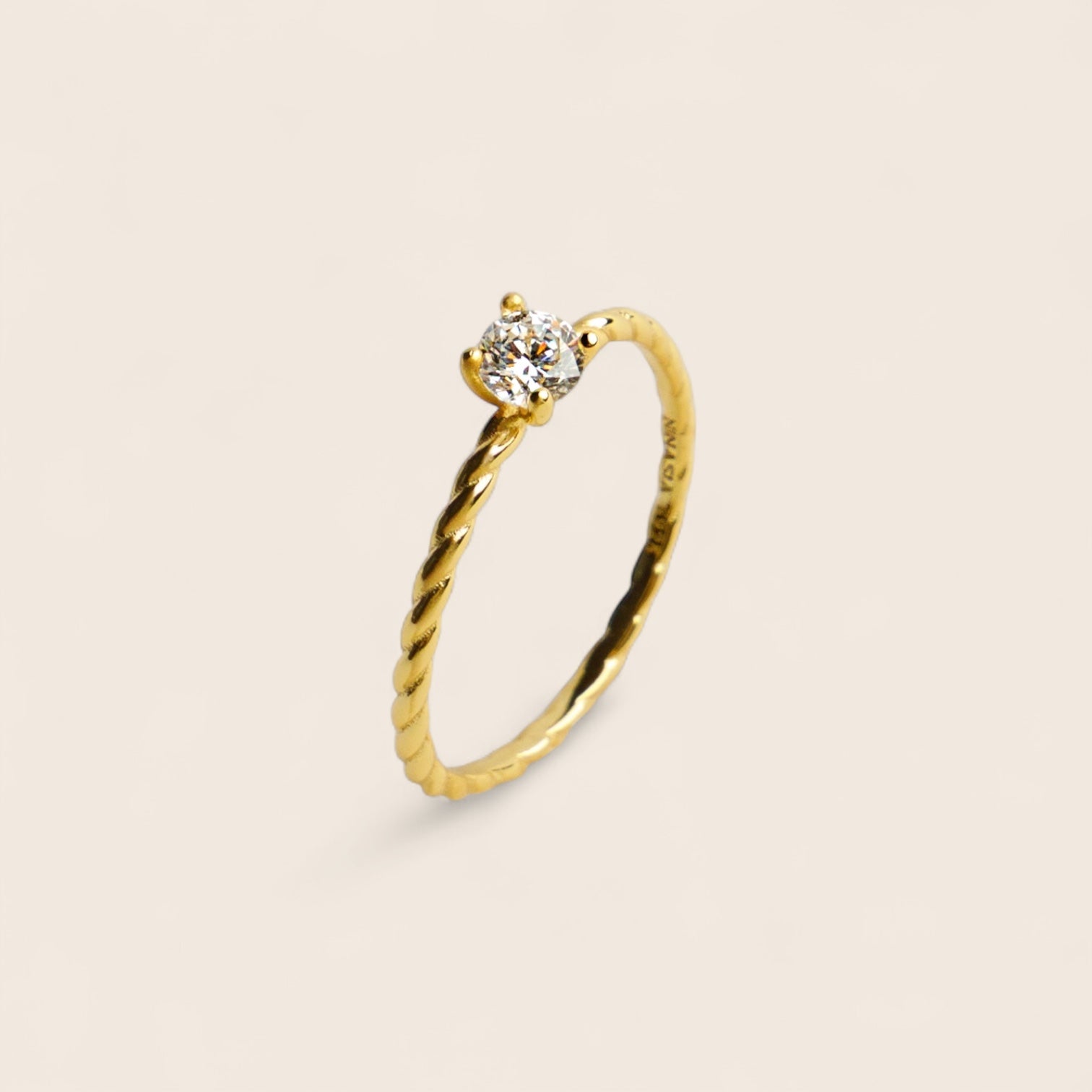 ENDLESS MINIMALIST - Twisted ring with a large zirconia, made of 925 silver 18K gold-plated
