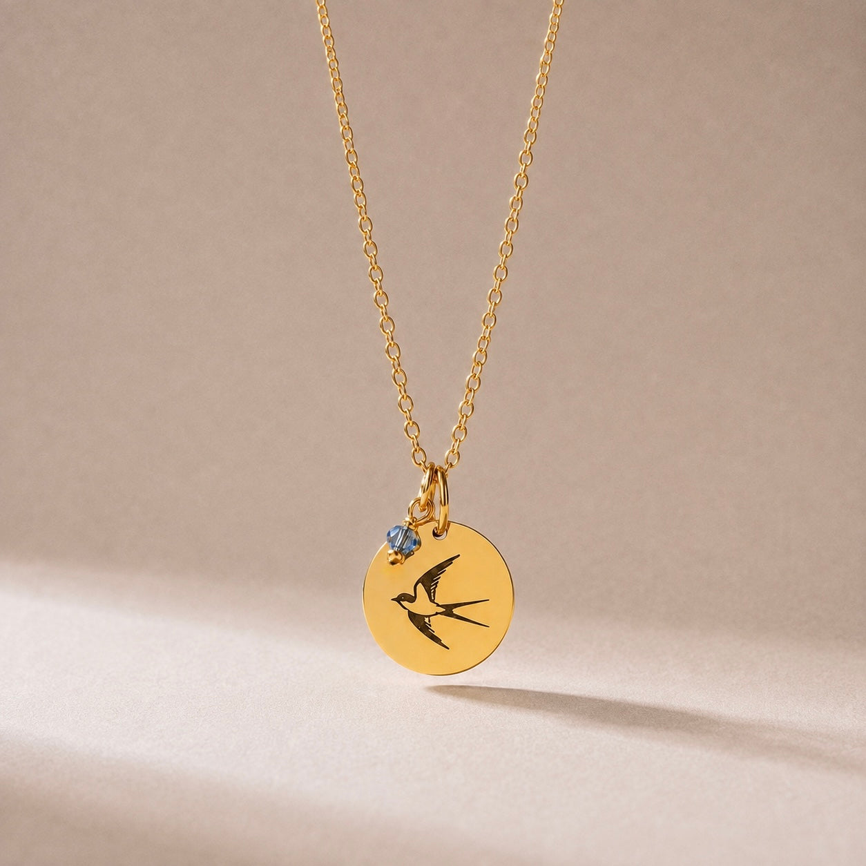 Avi – Collier oiseau de naissance personnalisé avec pierre de naissance – Gravable des deux côtés en acier inoxydable avec placage or IPG de haute qualité