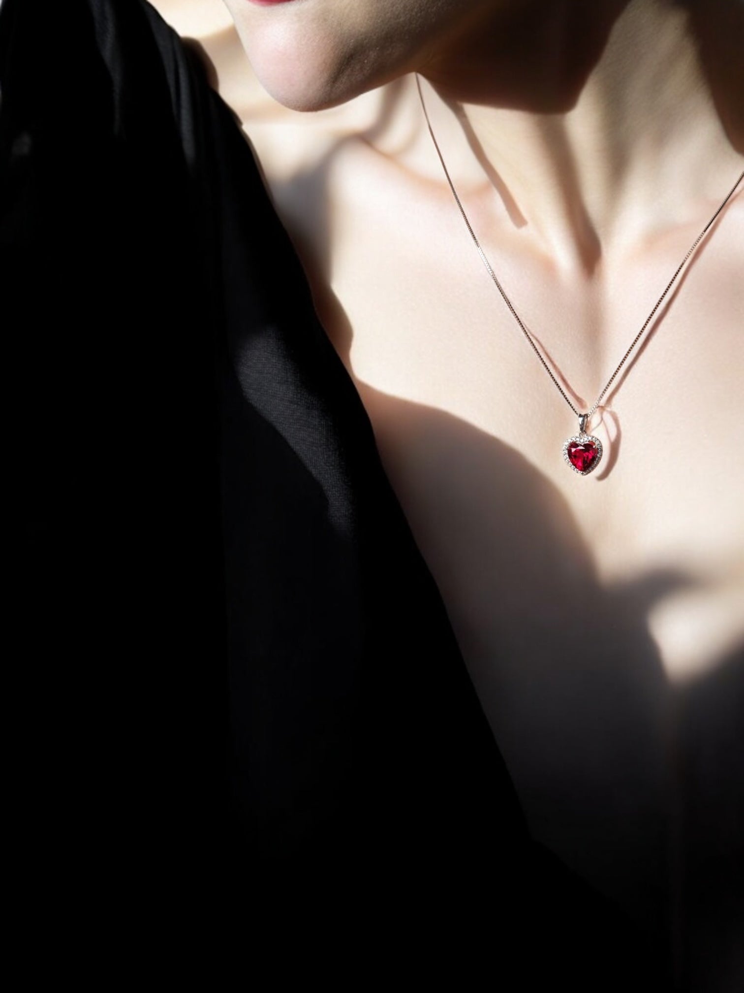 Elegante herzförmige Halskette mit rotem Edelstein Zirkonia Inlay 925 Silber - NINASIA