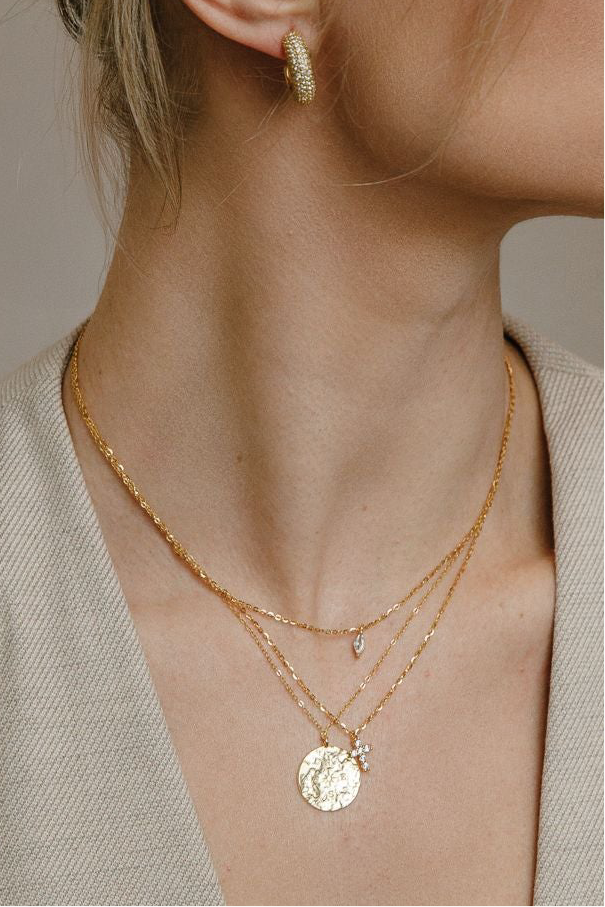 Zirkonia Kreuz Halskette doppellagig getragen, 925 Silber vergoldet, femininer Schmuck