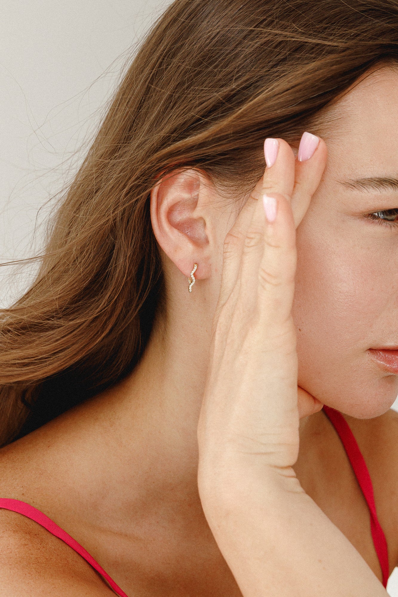 Wellige Creolen mit Zirkonia – Ohrringe aus 925 Silber und 925 Silber 14K vergoldet