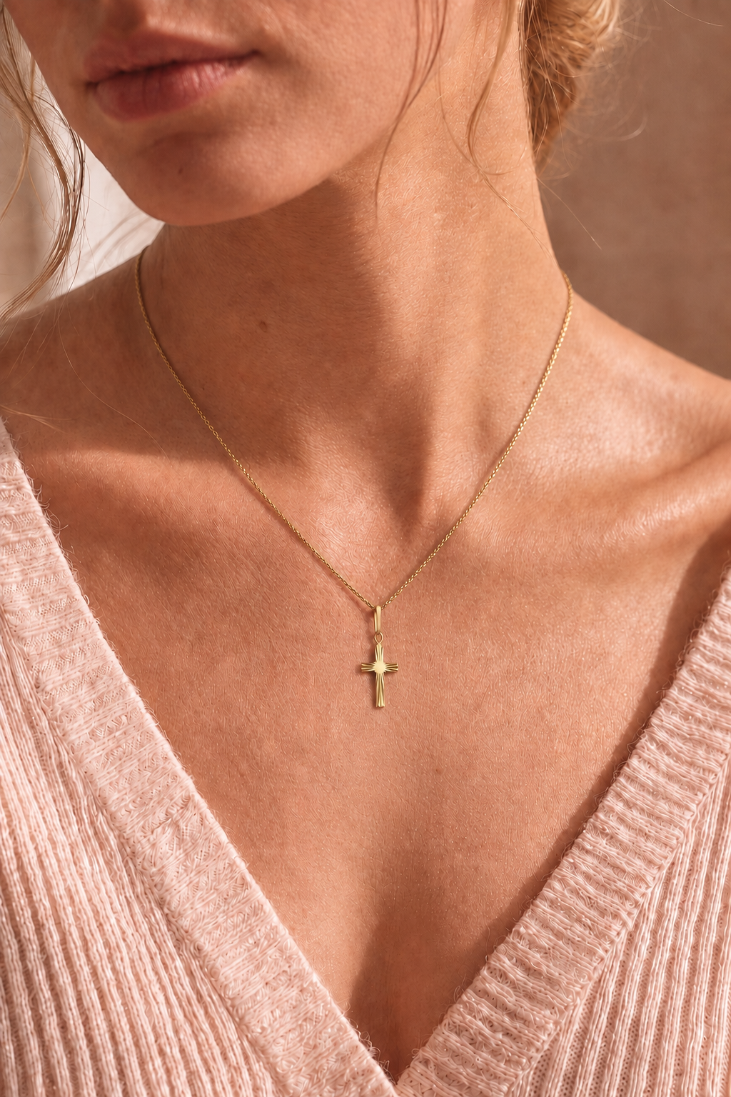 Or 333 – Alia – Pendentif croix en filigrane avec ou sans collier