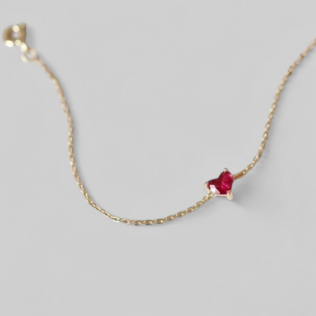 Rotes Herz Armband mit Zirkonia Diamanten-Inlay – minimalistisch, aus 925er Silber vergoldet