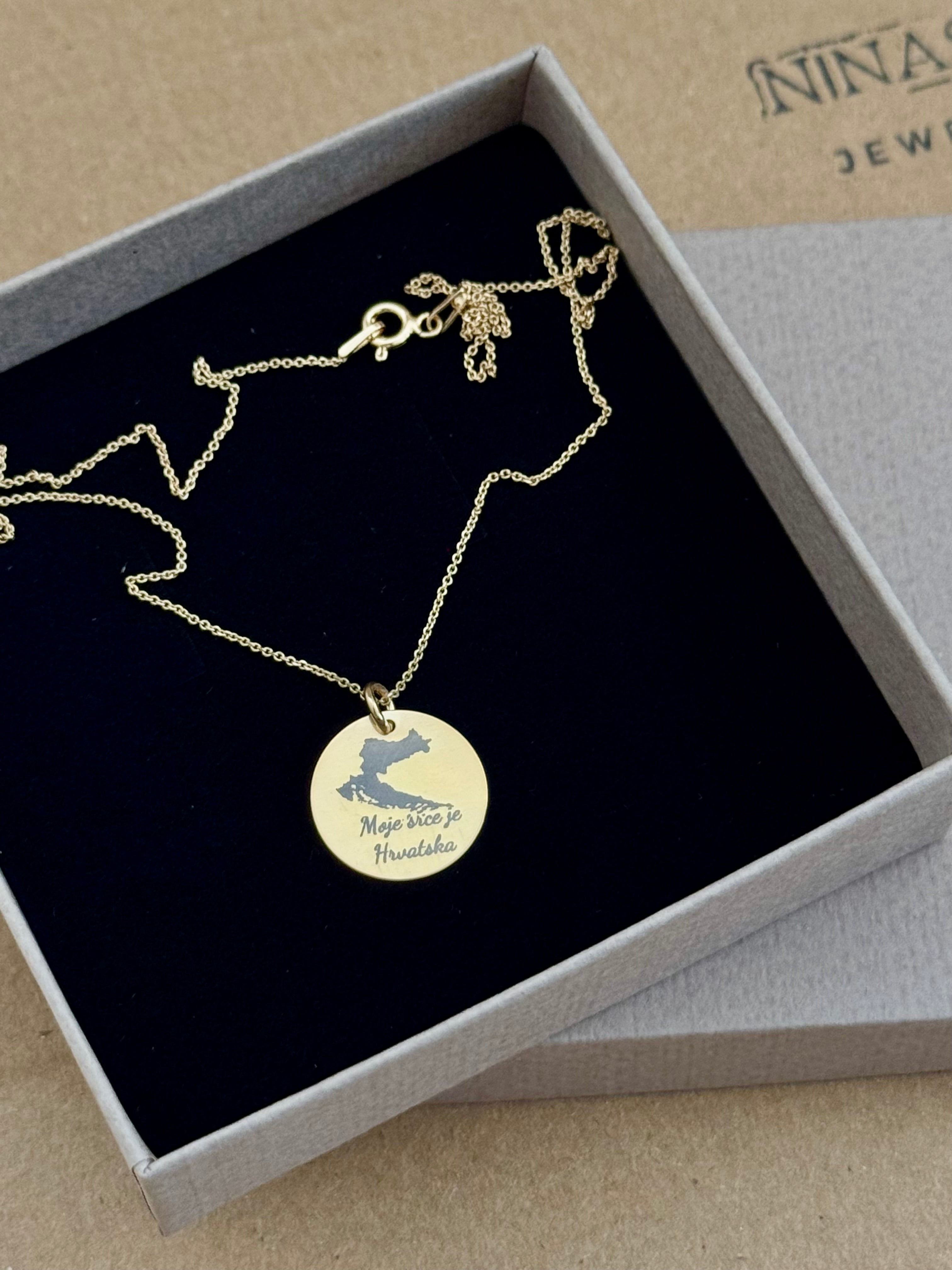 Heimat Schmuck – Kroatien Karte Anhänger mit Gravur „Moje srce je Hrvatska“ – Zeichen der Verbundenheit mit Kroatien – 925 Silber & 18K Vergoldet - NINASIA