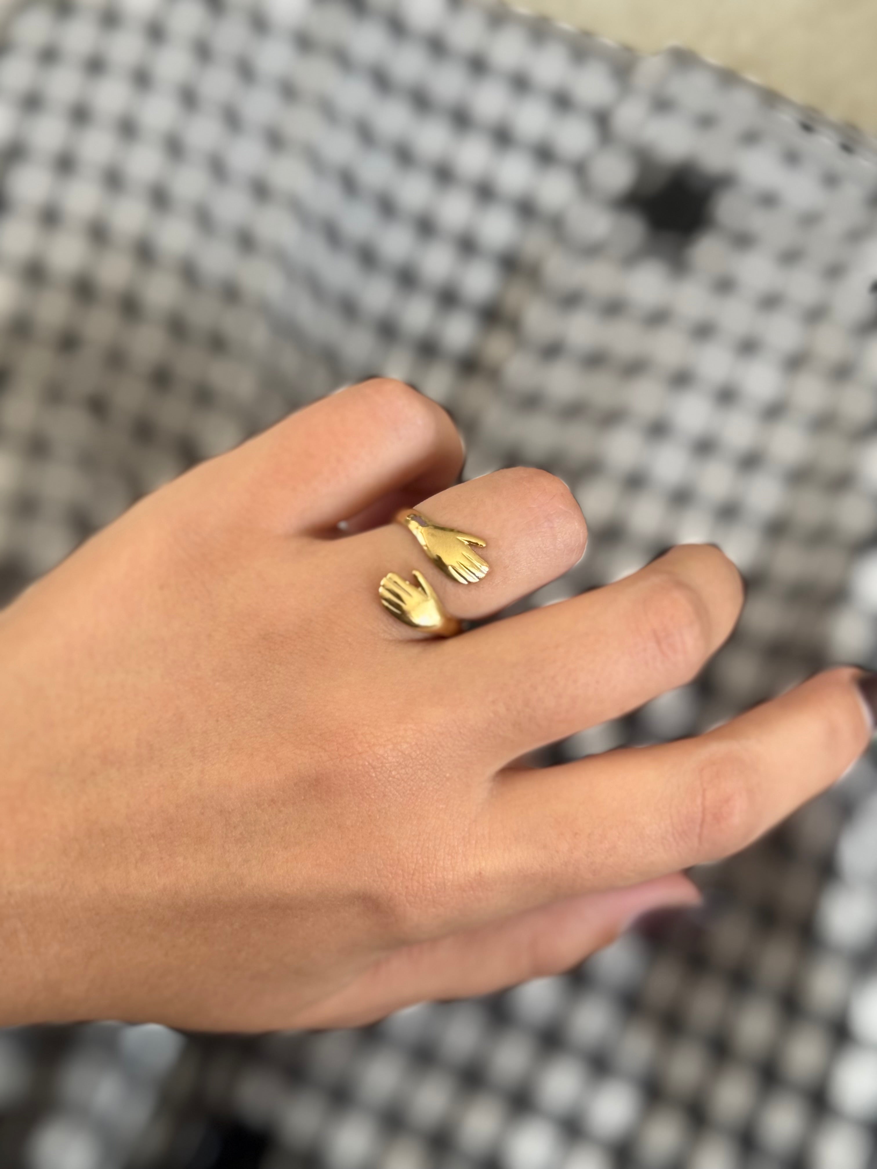 Umarmende Hände Ring aus Edelstahl vergoldet
