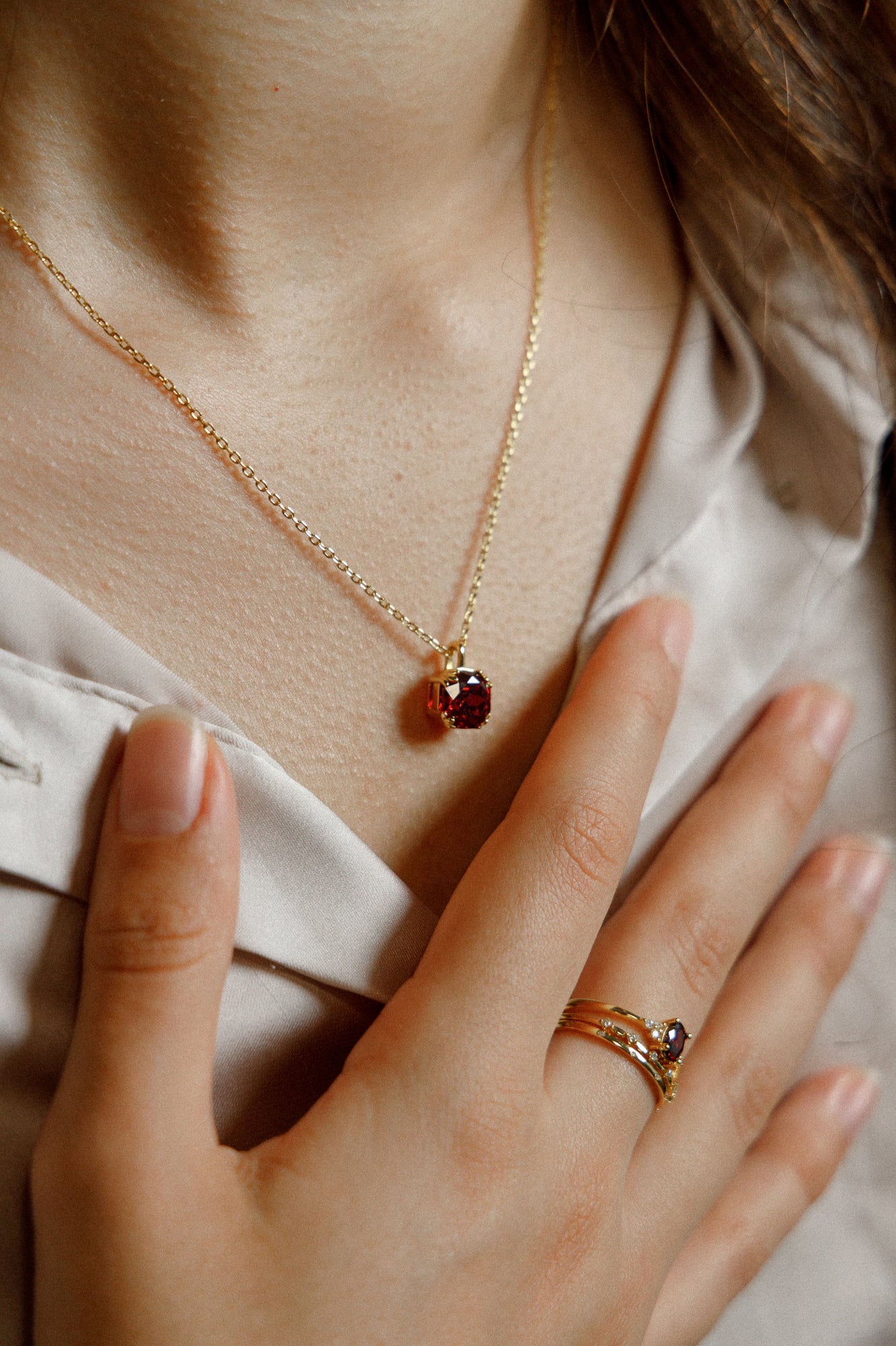 RUBY – Necklace with a wine-red zirconia in a noble shape, made of 925 silver 18K gold-plated