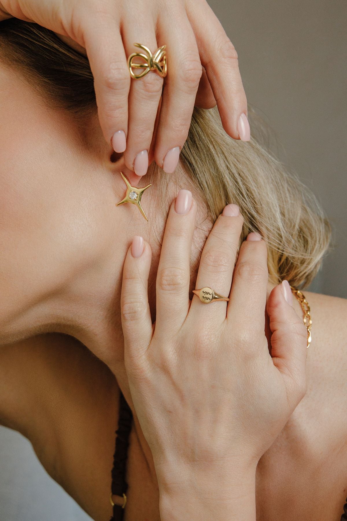 Celestial Studs – Sternen Ohrstecker mit Pearl-Inlay aus 925 18K vergoldet