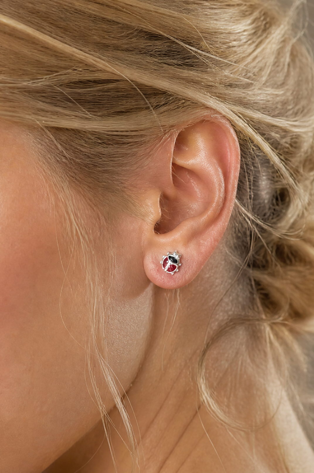 Kiki – Verspielte Marienkäfer-Ohrstecker aus 925 Silber