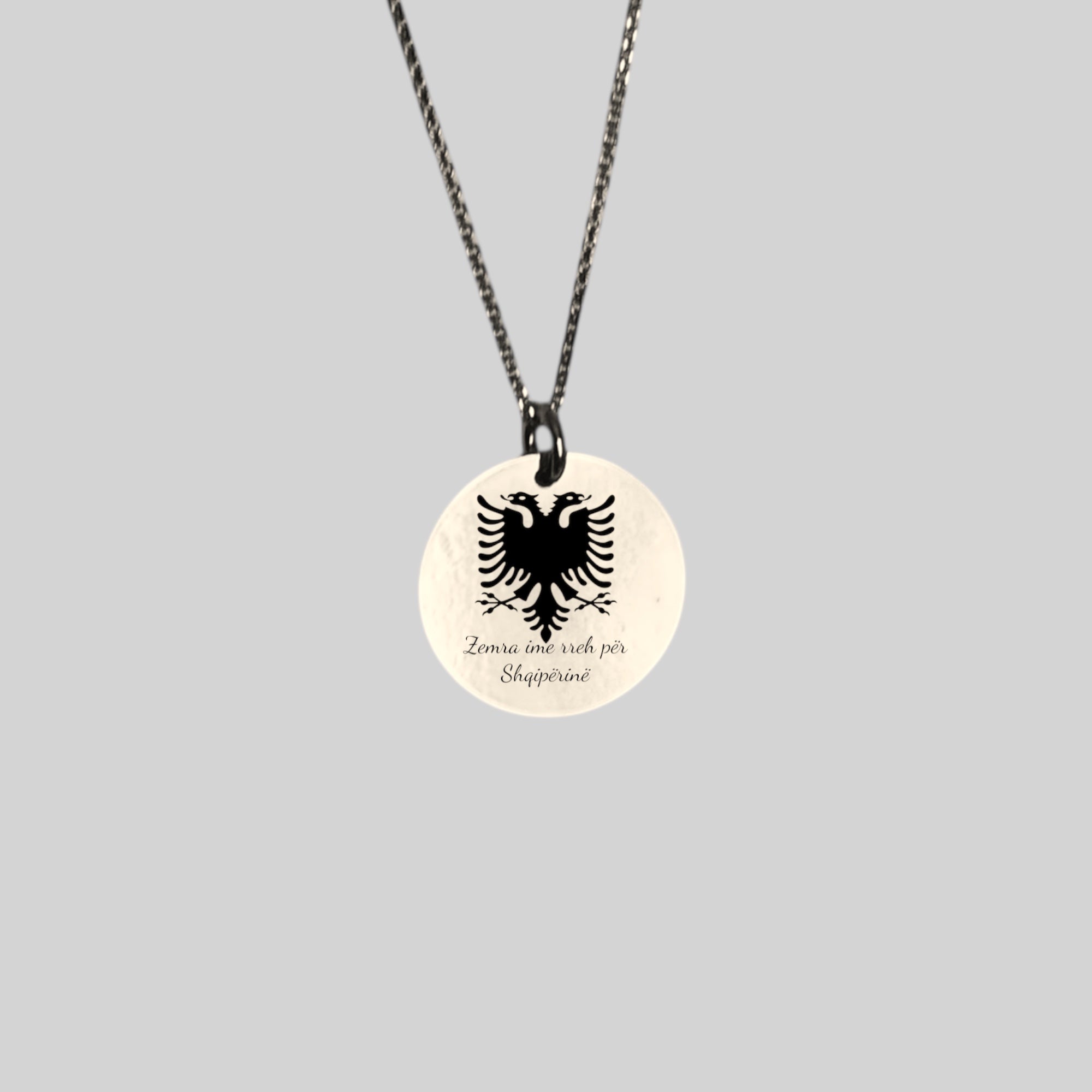 Heimat Schmuck – Albanien Adler Anhänger mit Gravur „Zemra ime rreh për Shqipërinë” – Zeichen der Verbundenheit mit Georgien – 925 Silber & 18K Vergoldet