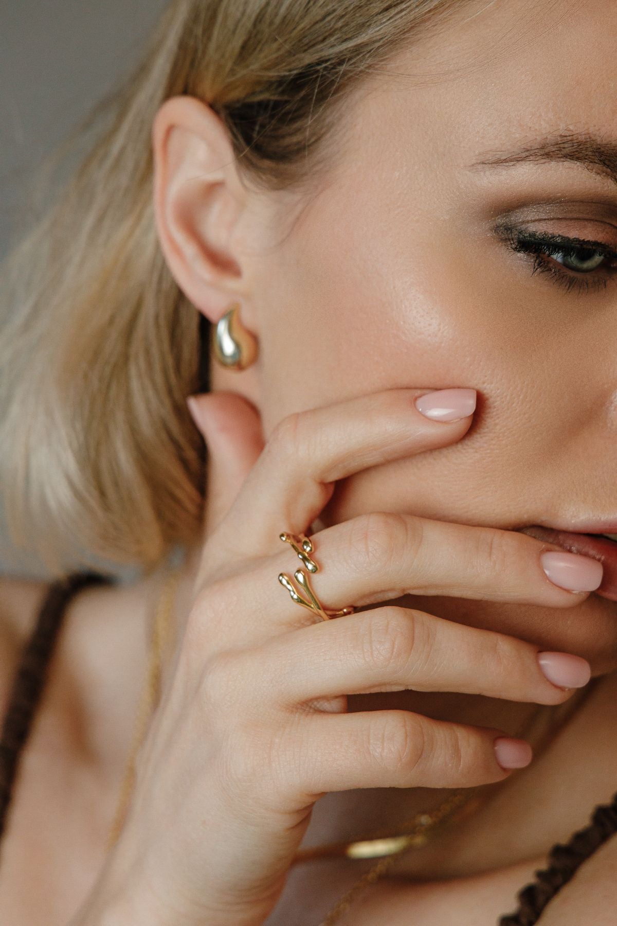 Hug - drop ring adjustable in size made of 925 silver 18K gold plated