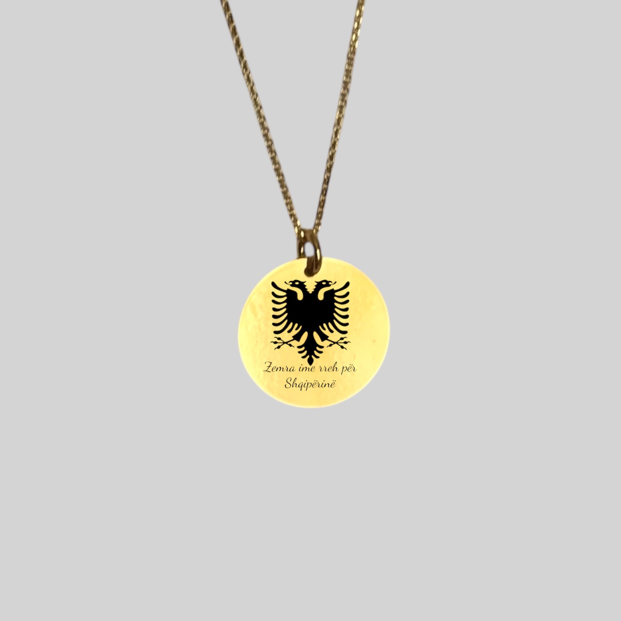 Heimat Schmuck – Albanien Adler Anhänger mit Gravur „Zemra ime rreh për Shqipërinë” – Zeichen der Verbundenheit mit Georgien – 925 Silber & 18K Vergoldet