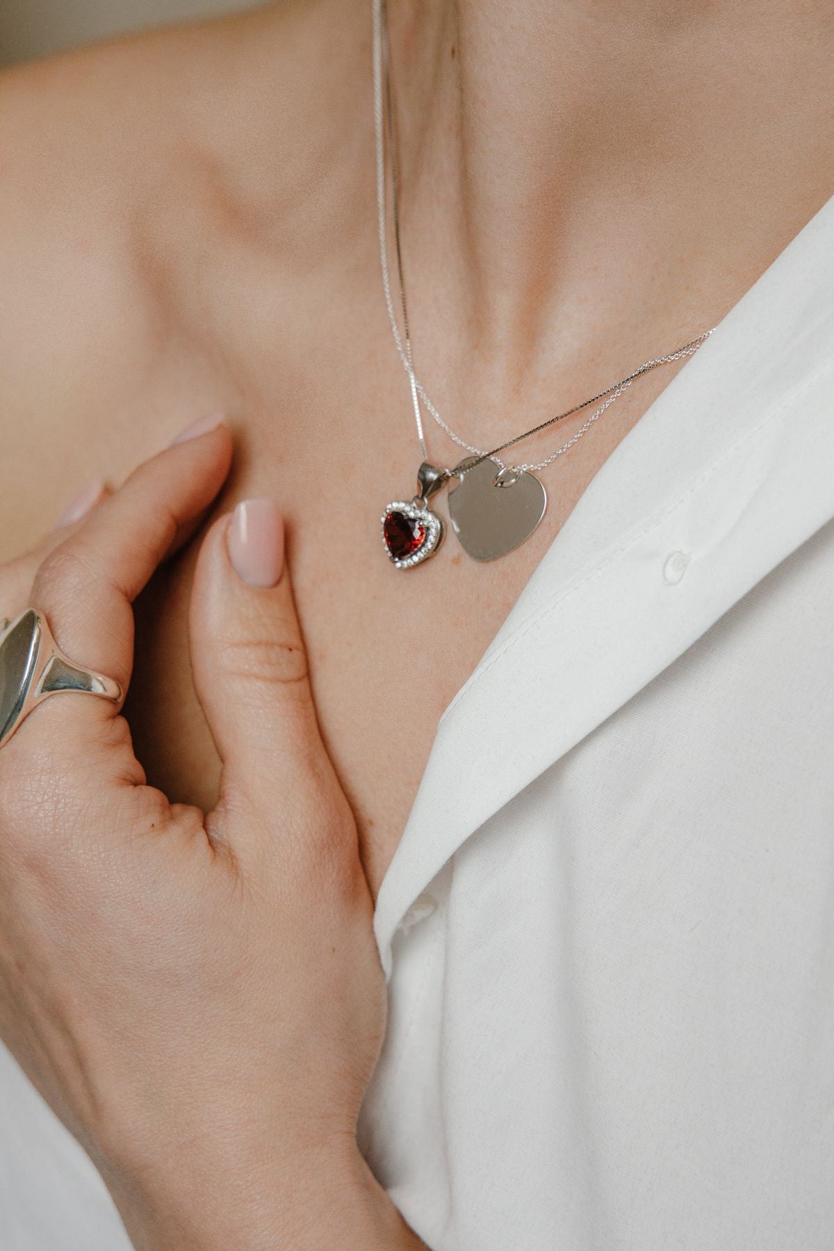 Collier élégant en forme de cœur avec incrustation de zircone rouge en argent 925
