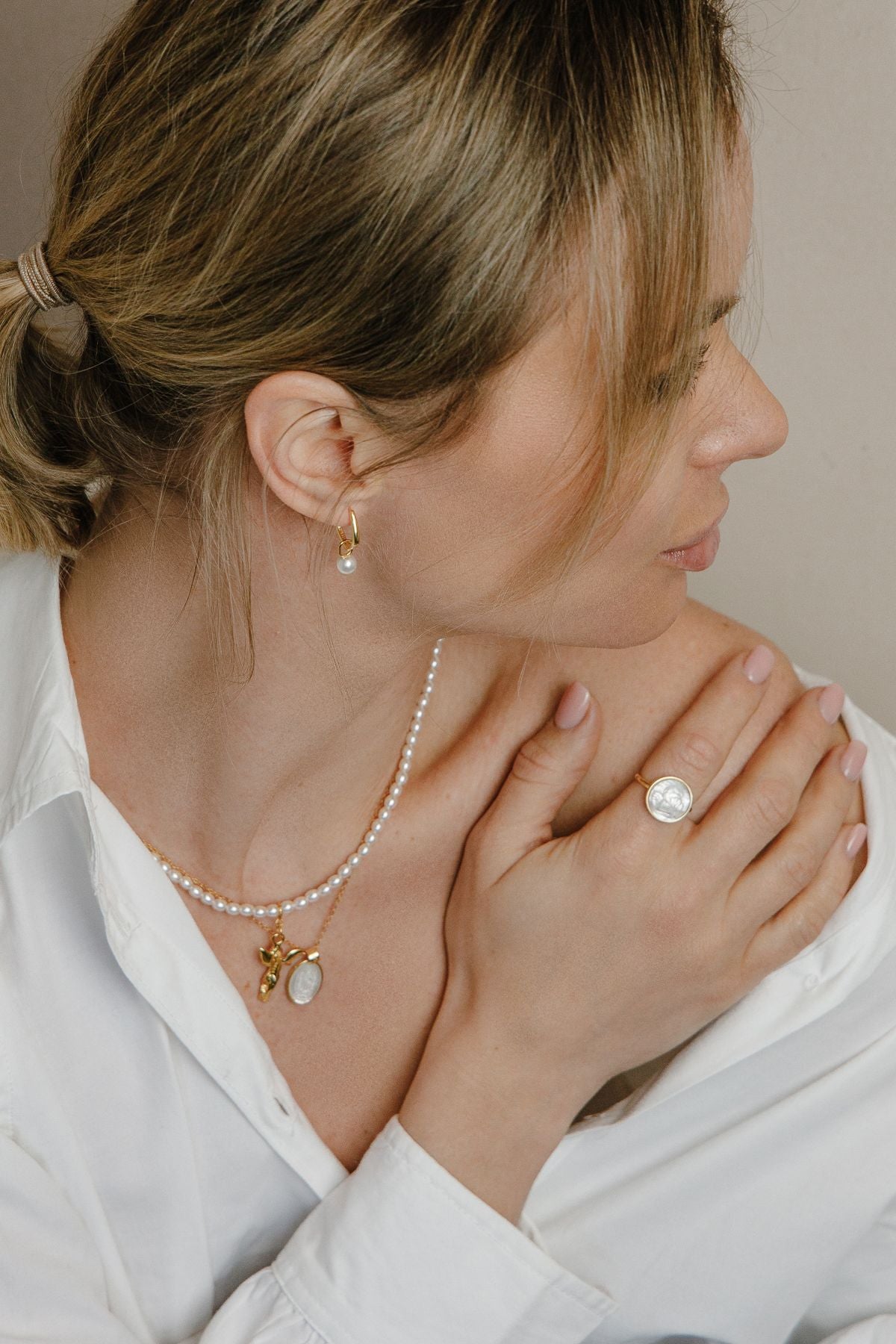 Mini Runde Creolen mit Perlen - Ohrringe aus 925er Sterling Silber 14K vergoldet - NINASIA