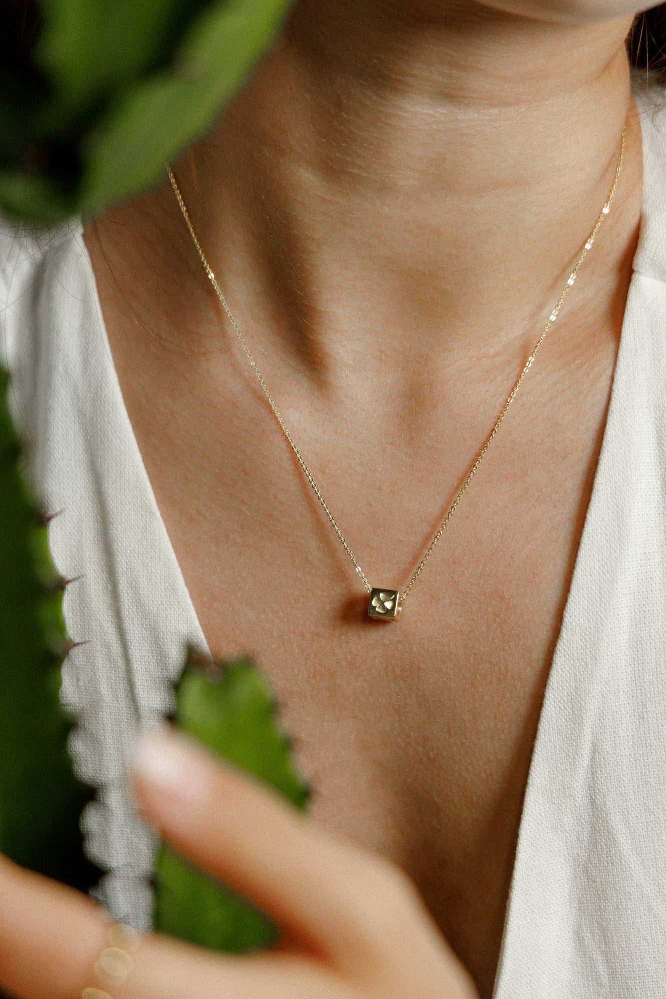 Collier avec pendentif dé et symboles porte-bonheur en argent 925 plaqué or 14 carats