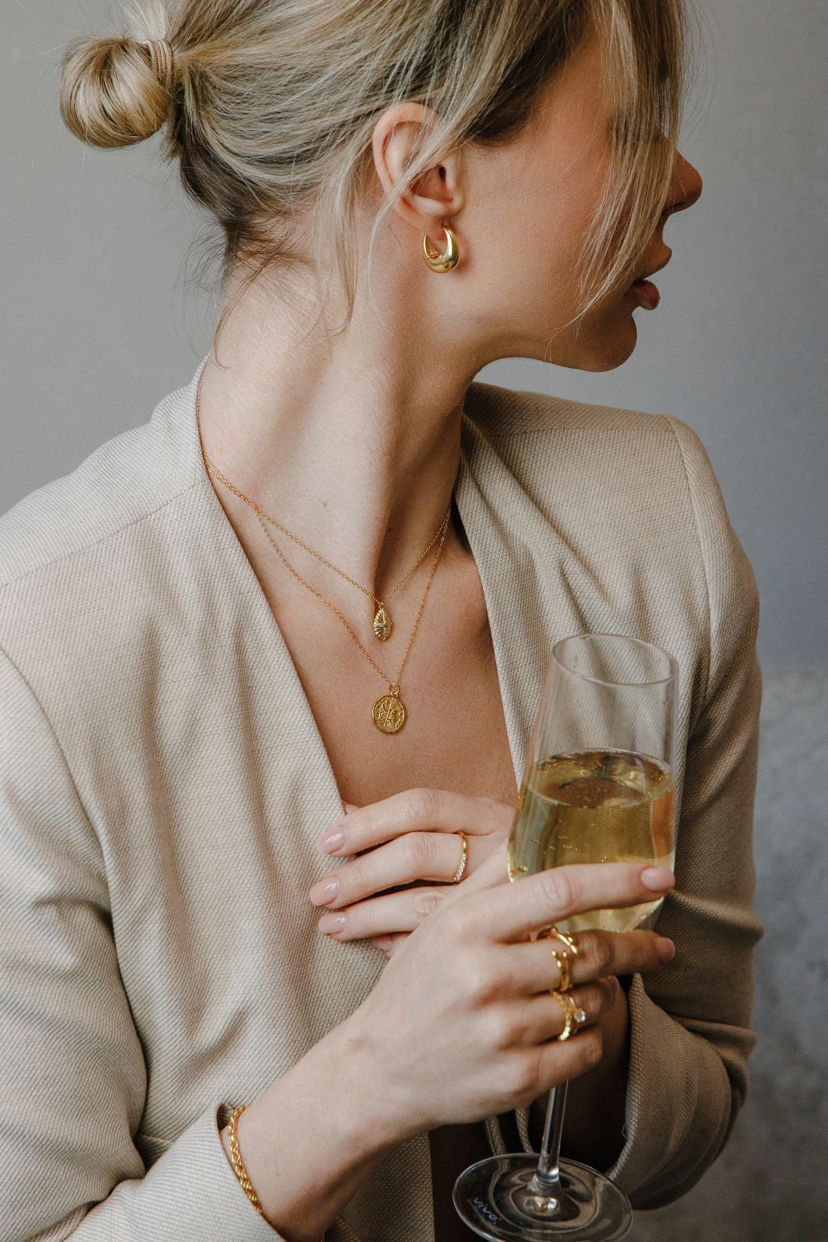 Collier moderne en argent 925 plaqué or avec croix ovale et zircone