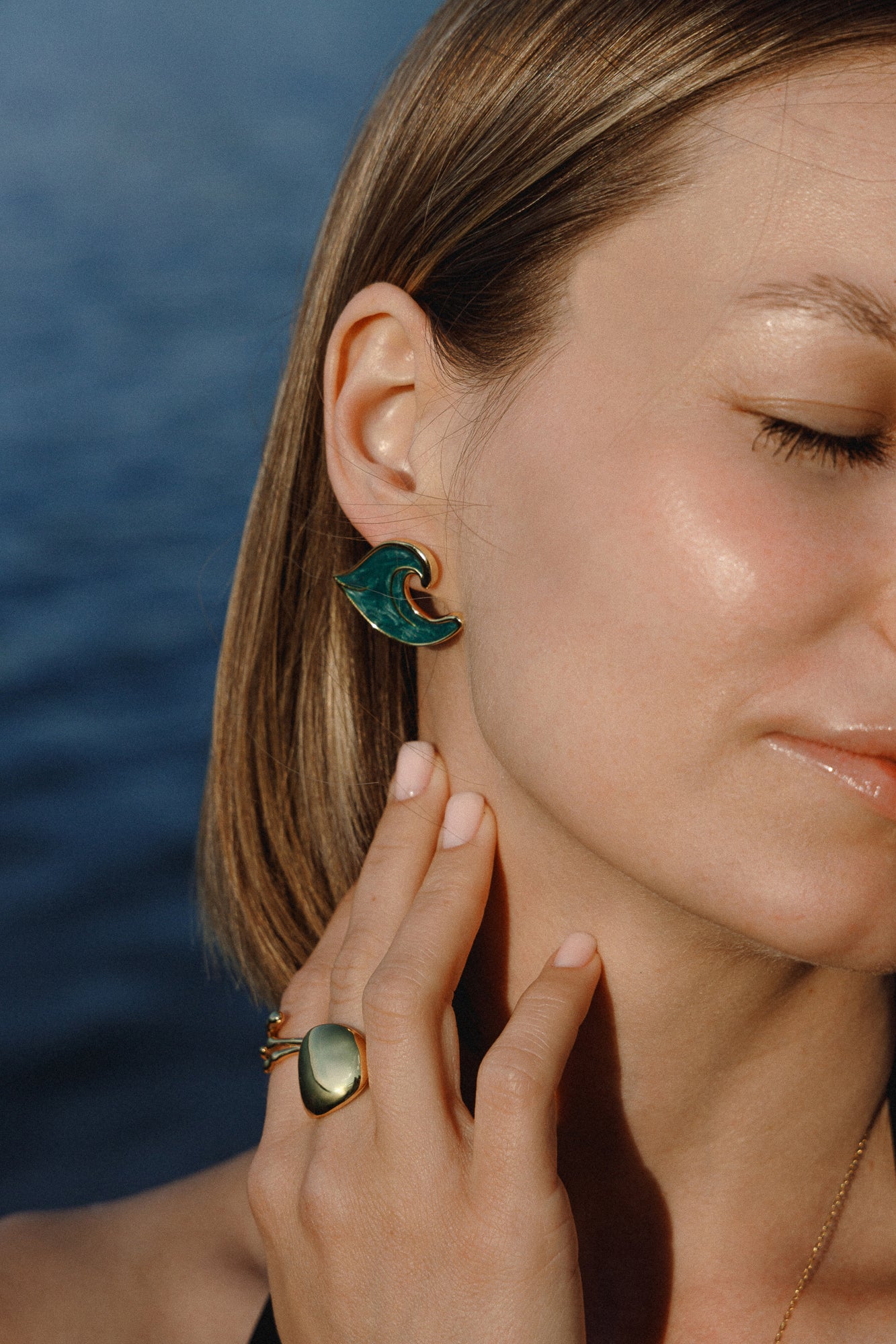 Statement-Ohrringe in Wellenform mit blauem Akzent, 18 Karat vergoldetes Silber