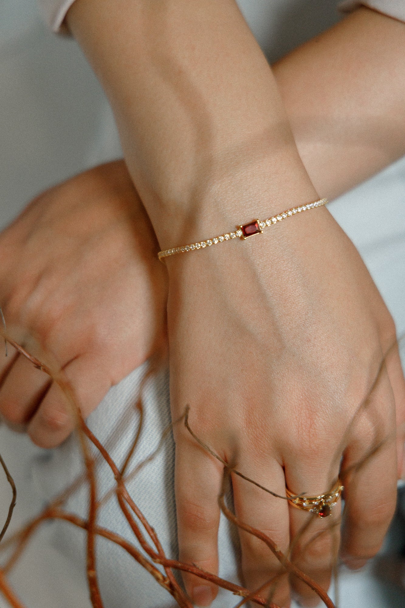 RUBY – funkelndes Armband mit weißen Zirkonias und zentralem weinrotem Highlight, aus 925 Silber 18K vergoldet