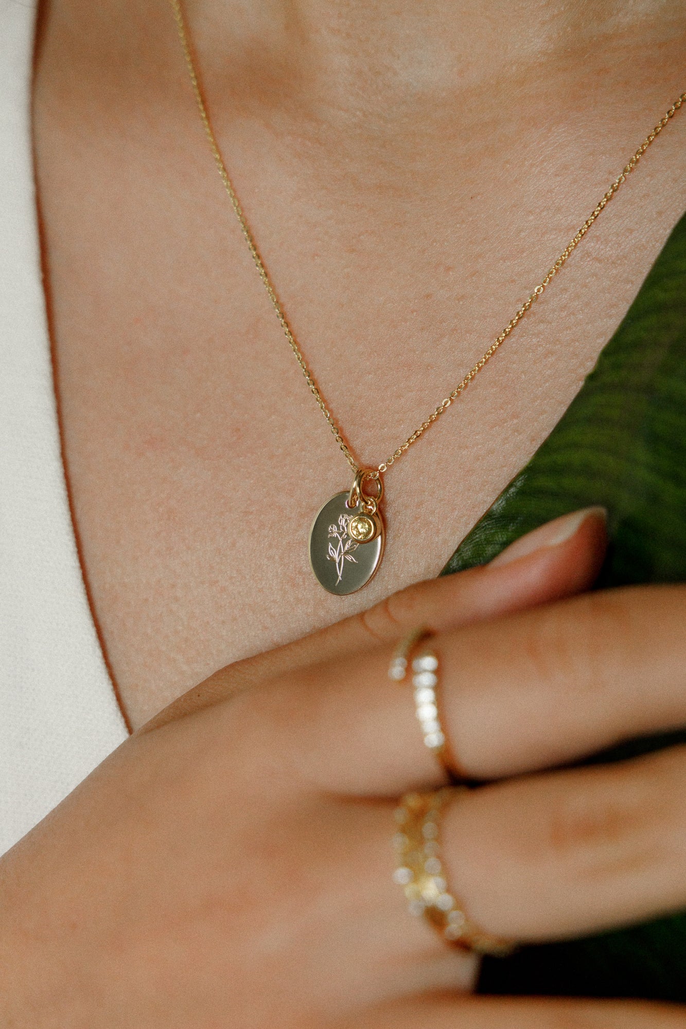 Oval birth flower pendant made of 925 silver or silver gold-plated – engravable gift