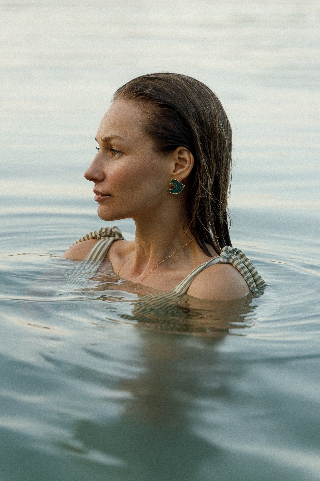 Große goldene Ohrringe mit blauen Wellenformen aus vergoldetem 925 Silber