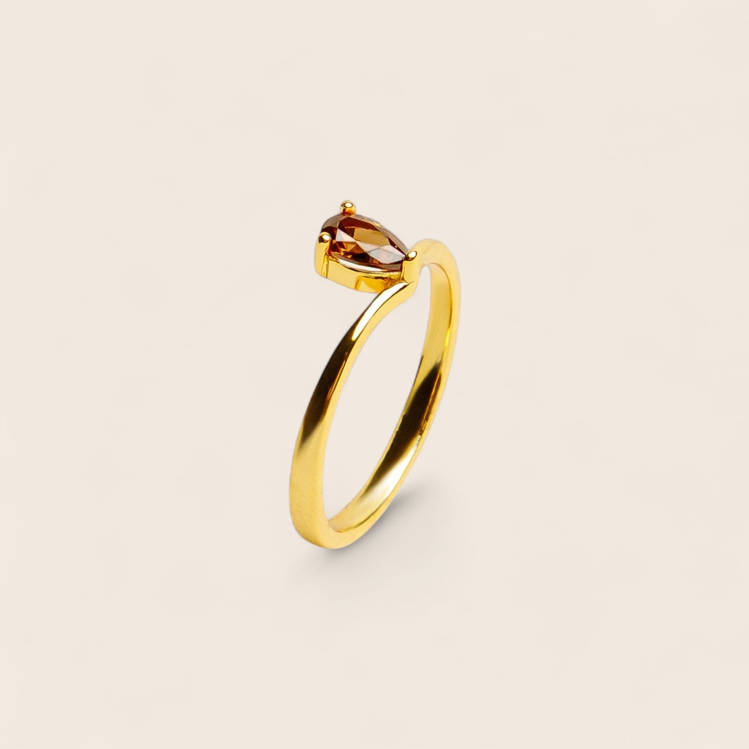 DARK ESPRESSO – classic drop-shaped ring with coffee-brown zirconia, made of 925 silver with 18K gold plating