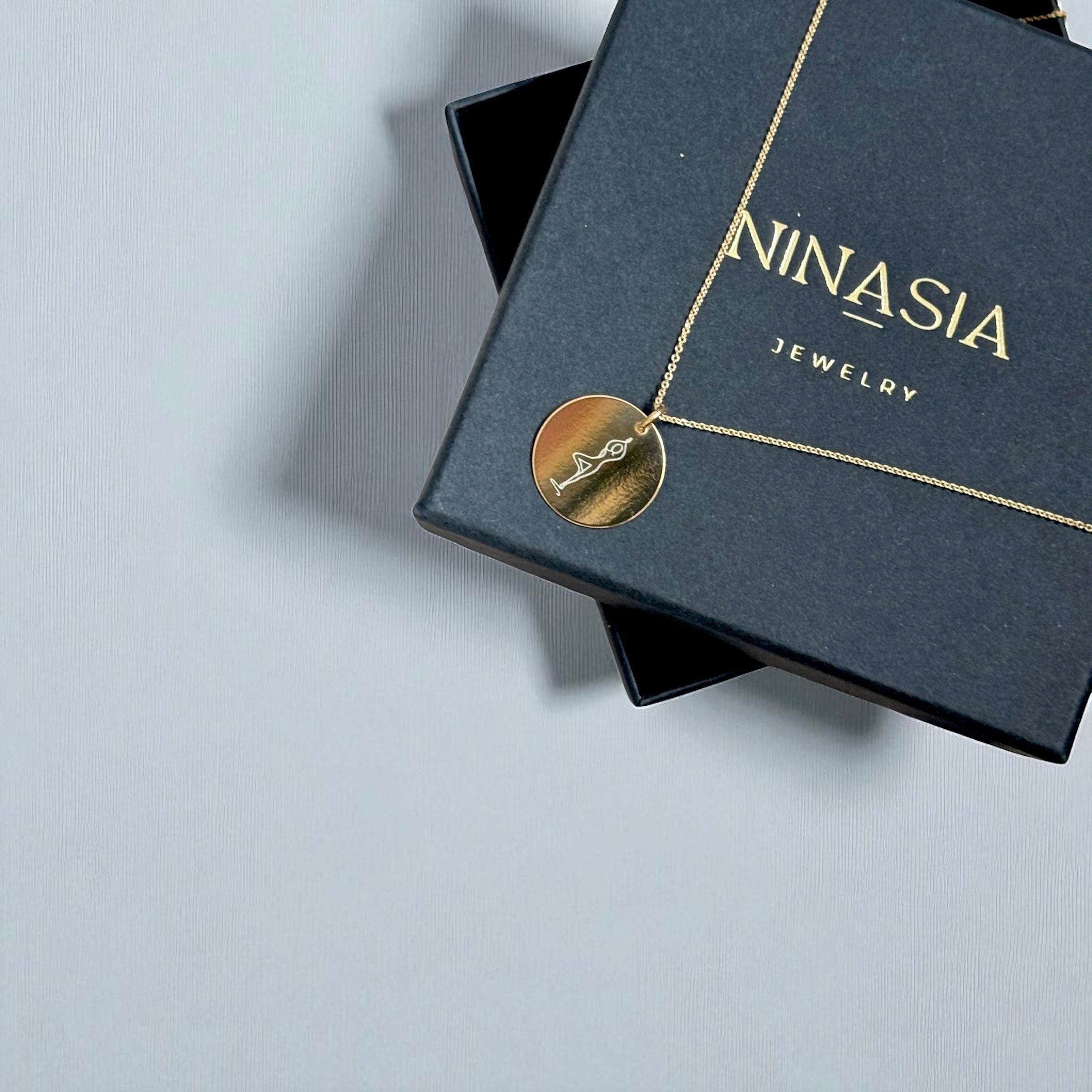 Personalisierte Halskette – runder Gravur Anhänger - Yoga Pose - aus 925 Silber oder Silber vergoldet