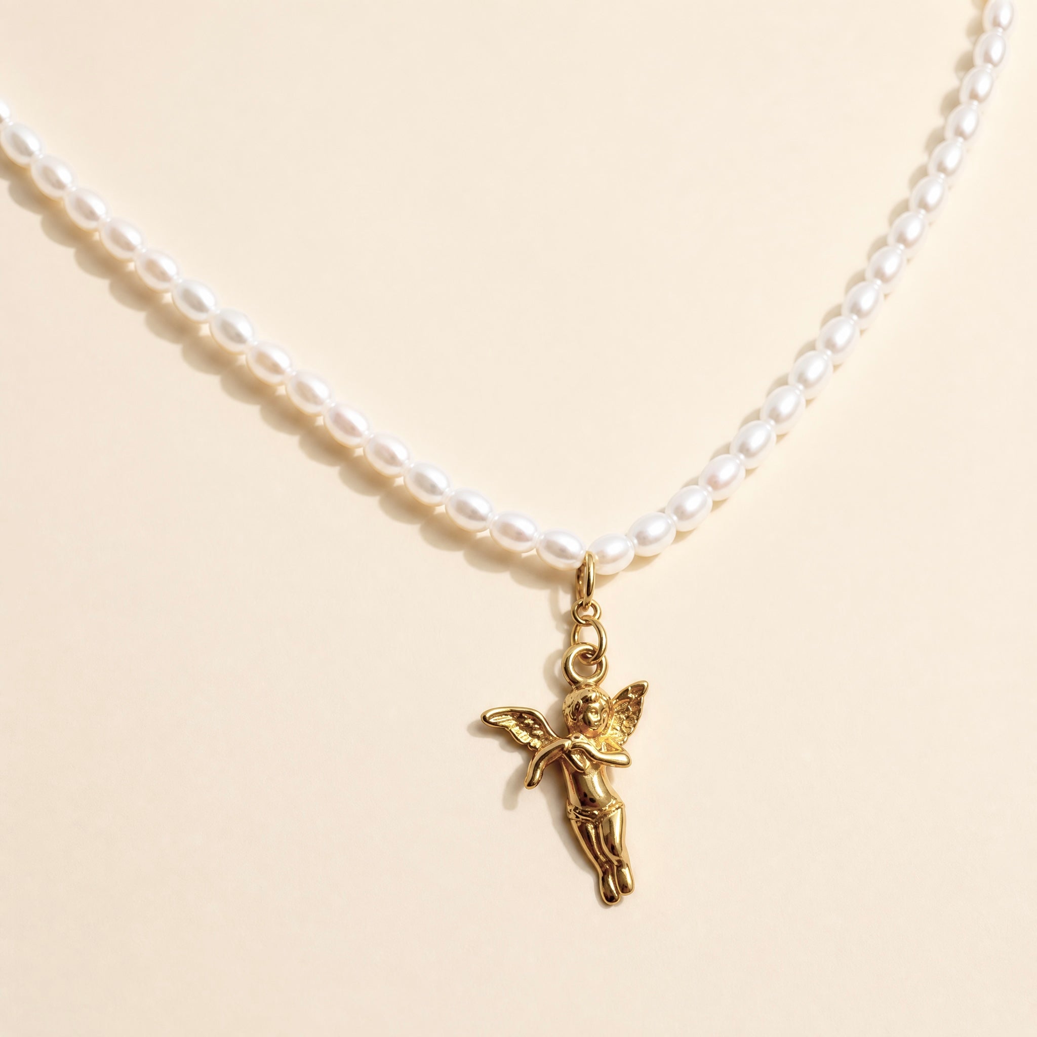 Schutzengel Charm mit verspielter Perlenkette aus 925 Silber 18K vergoldet