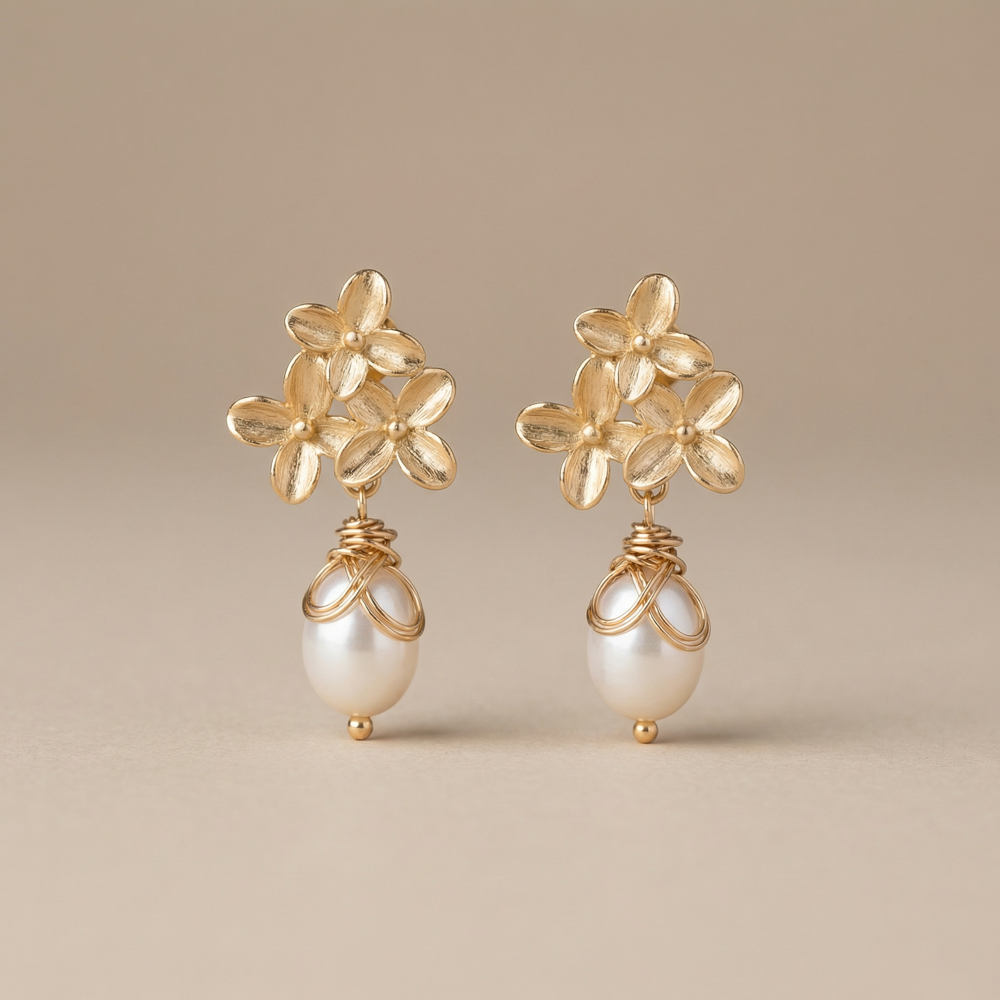 Außergewöhnliche Blumen-Ohrringe mit echter Süßwasserperle - traumhafte Hochzeitsohrringe - 925 Silber, 18K vergoldet, matt - NINASIA