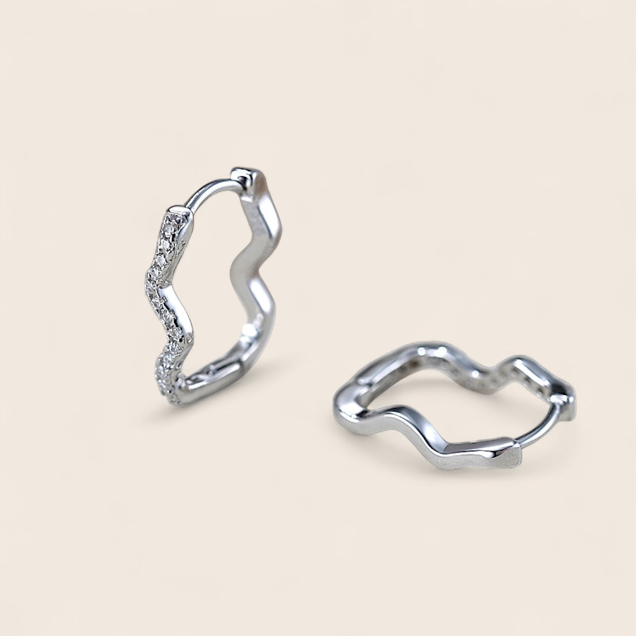 Wellige Creolen mit Zirkonia – Ohrringe aus 925 Silber und 925 Silber 14K vergoldet - NINASIA
