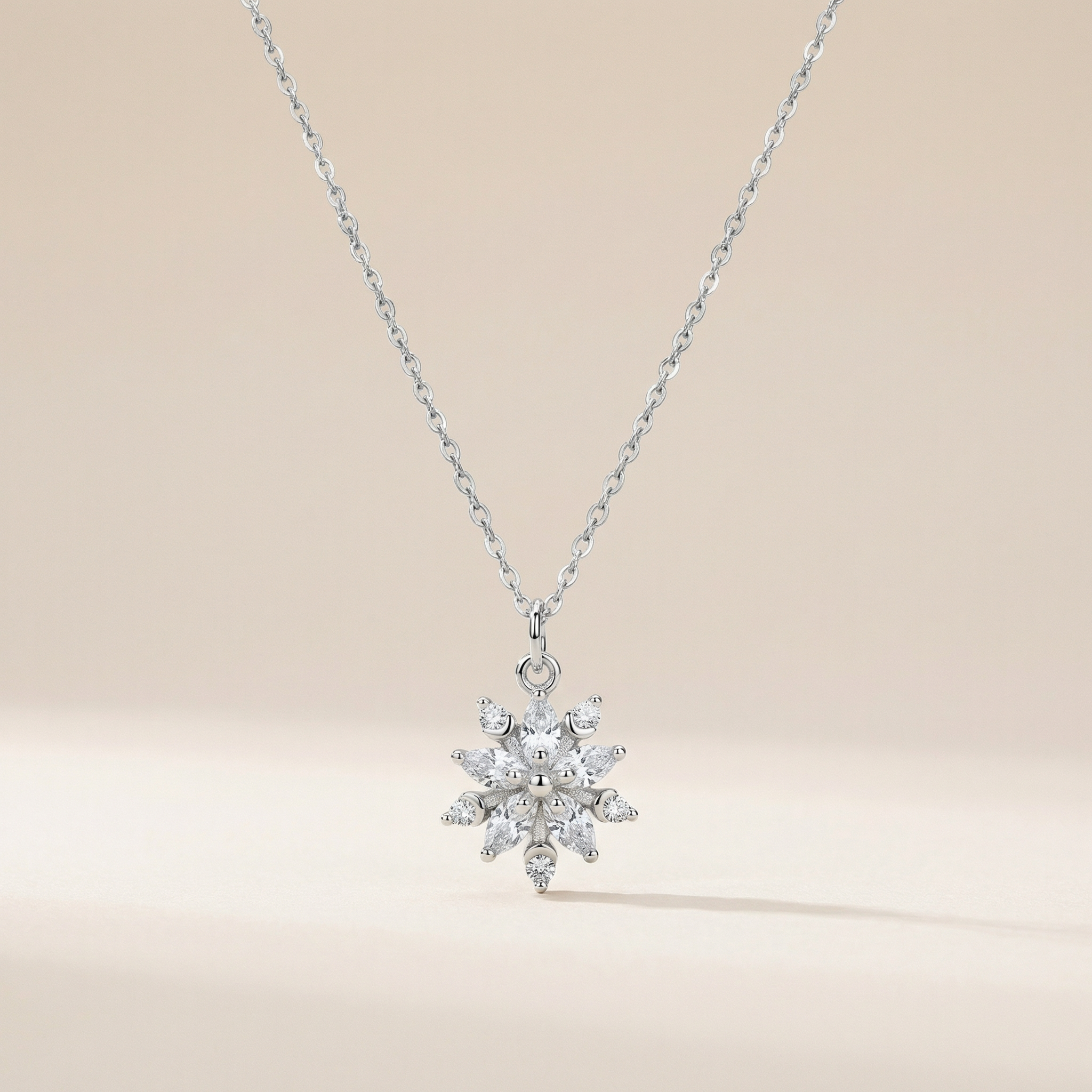 Snowflake Halskette – Dezentes Schneeflocken-Anhänger mit Zirkonia aus 925er Silber oder Silber vergoldet - NINASIA