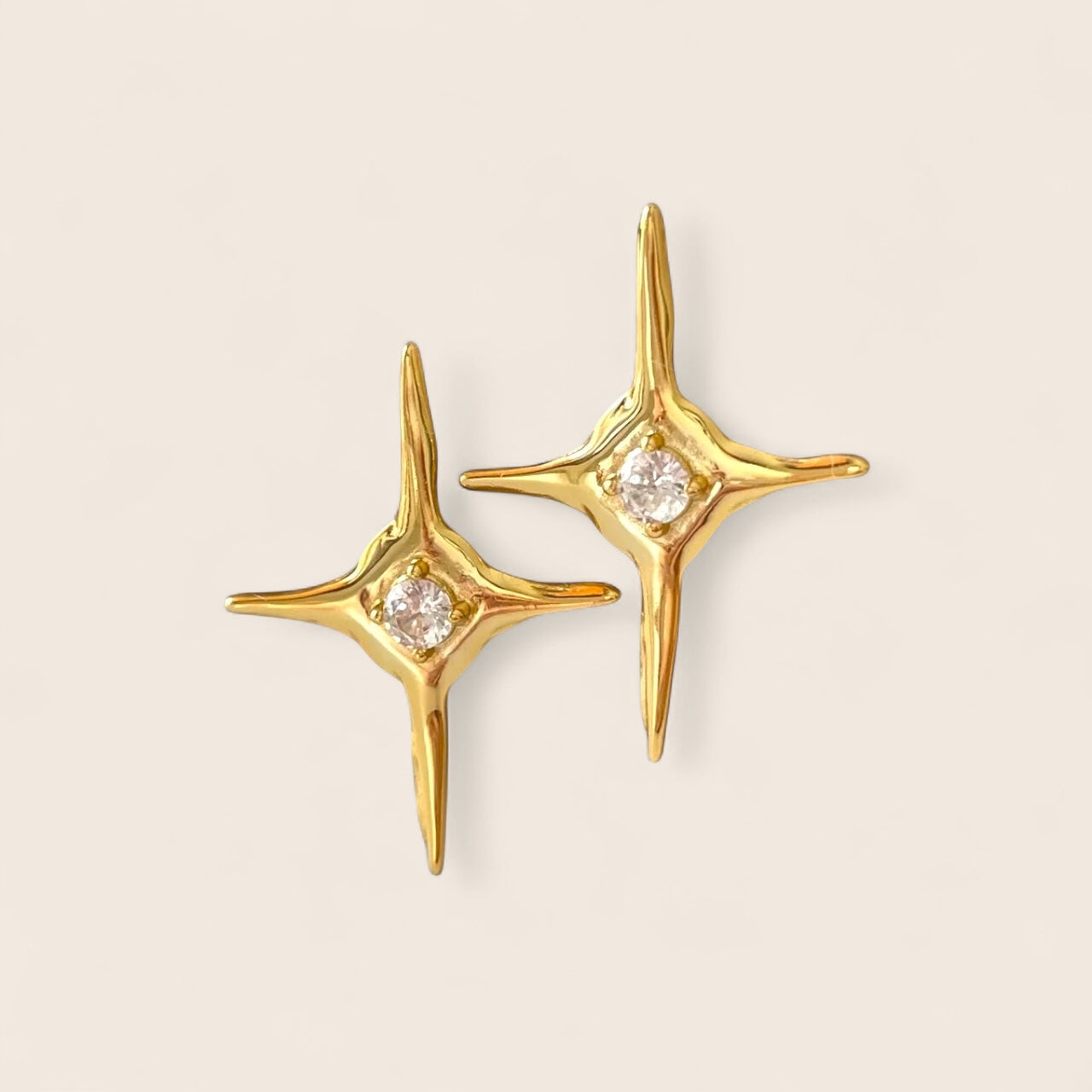 Celestial Studs – Sternen Ohrstecker mit Pearl-Inlay aus 925 18K vergoldet