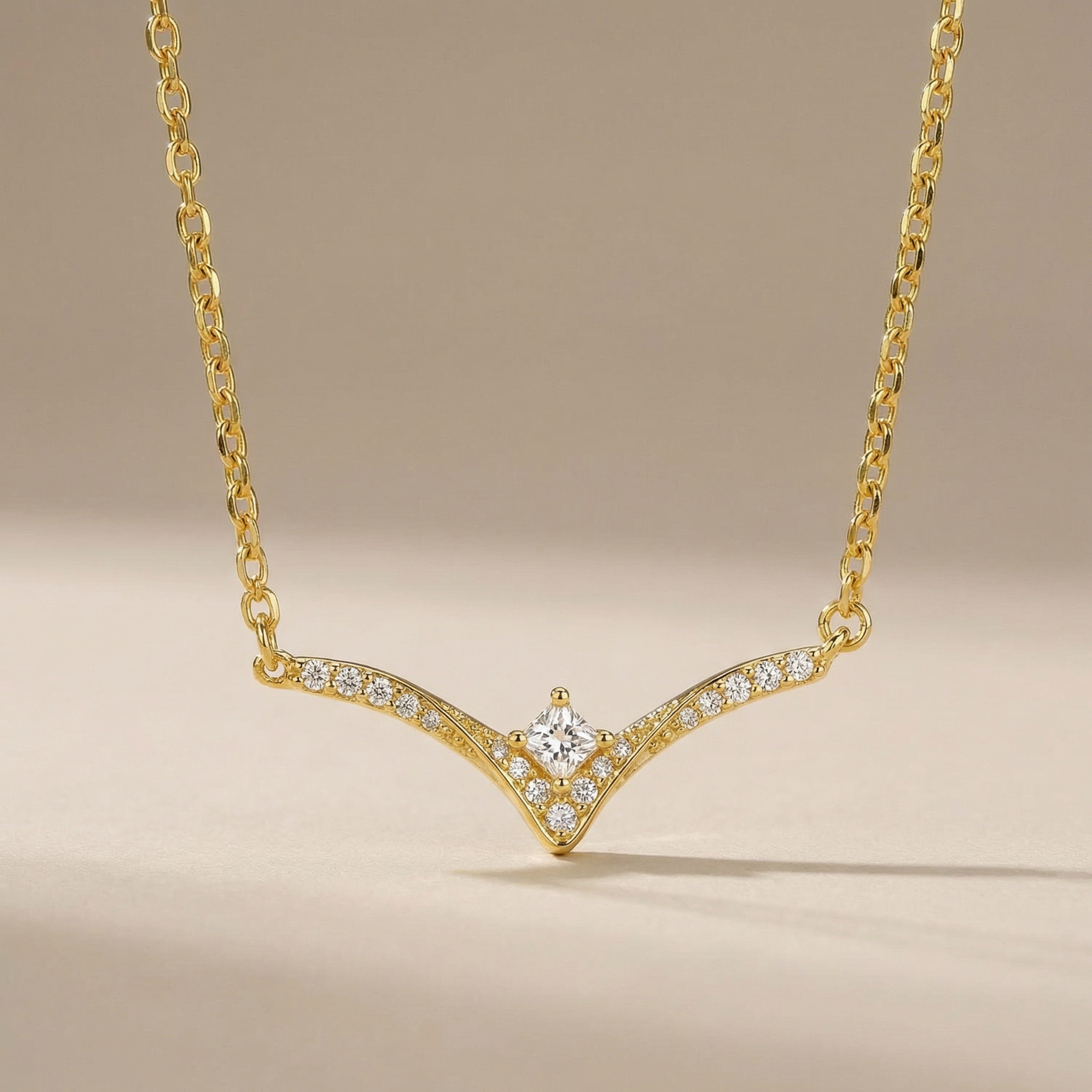 TIMELESS ELEGANCE – V-Form Halskette mit funkelnden Zirkonias, aus 925 Silber 18K vergoldet - NINASIA