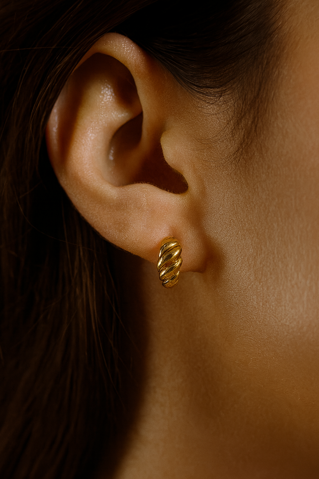 TWISTED CREOLEN – Croissant-like earrings, made of 925 silver 18K gold-plated