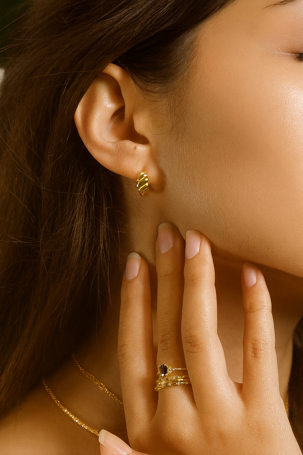 TWISTED CREOLEN – Croissant-like earrings, made of 925 silver 18K gold-plated