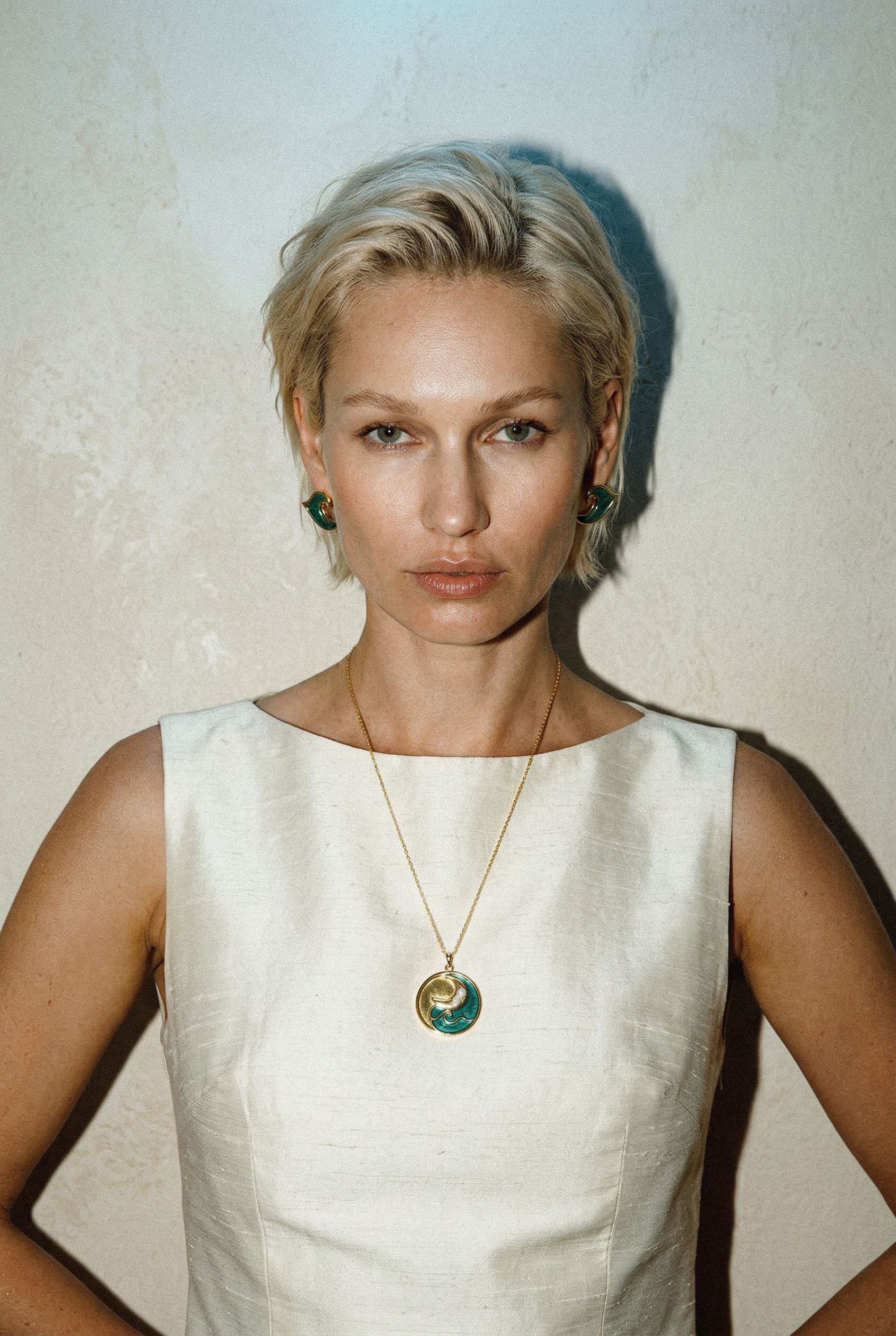 Ocean Dreams – ozeaninspirierte, handgemachte blaue Wellen und Mond Halskette mit Süßwasser Perlen - aus 925 Silber 18K vergoldet - NINASIA