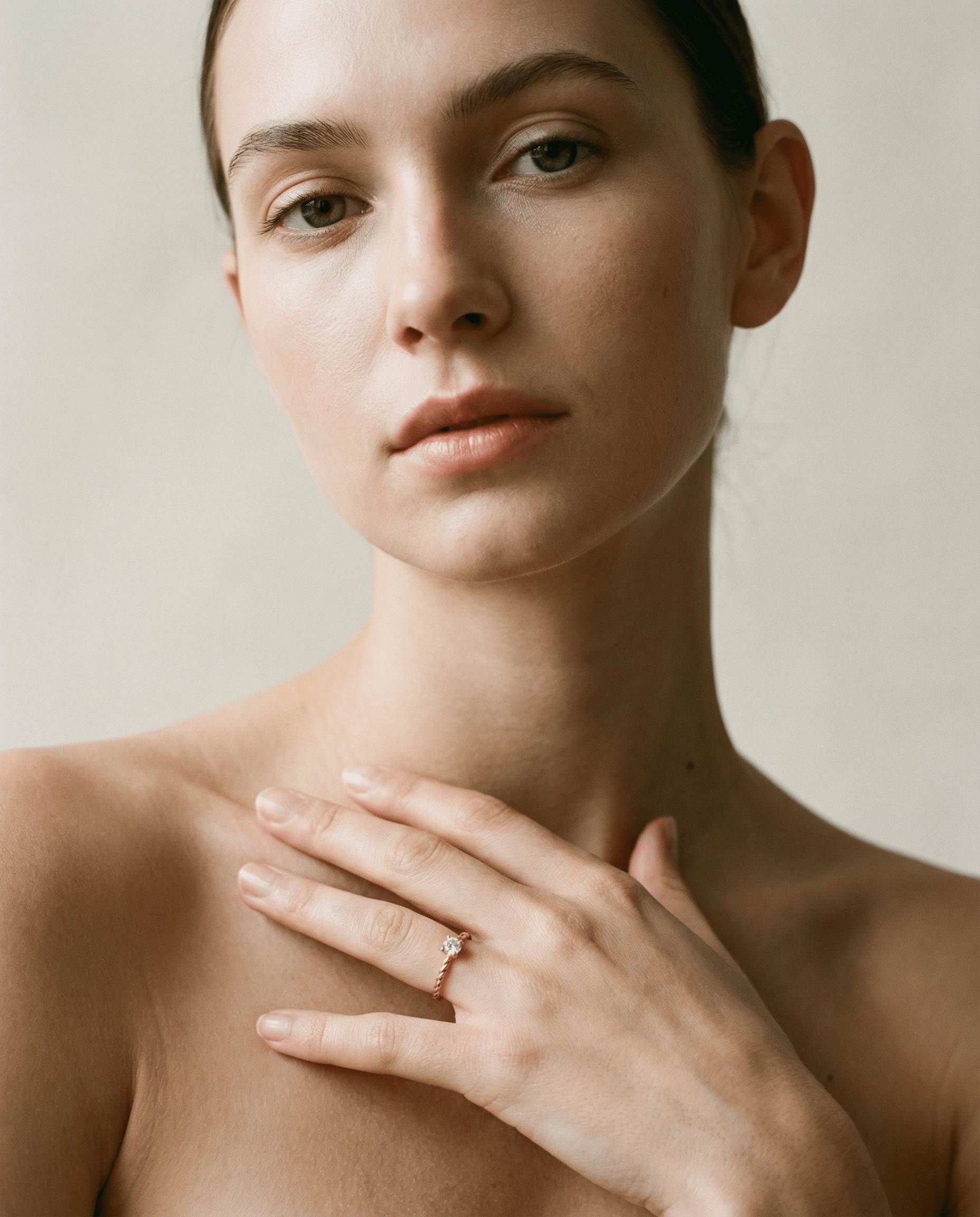 ENDLESS MINIMALIST - Twisted Ring mit einem großen Zirkonia, aus 925 Silber 18K vergoldet