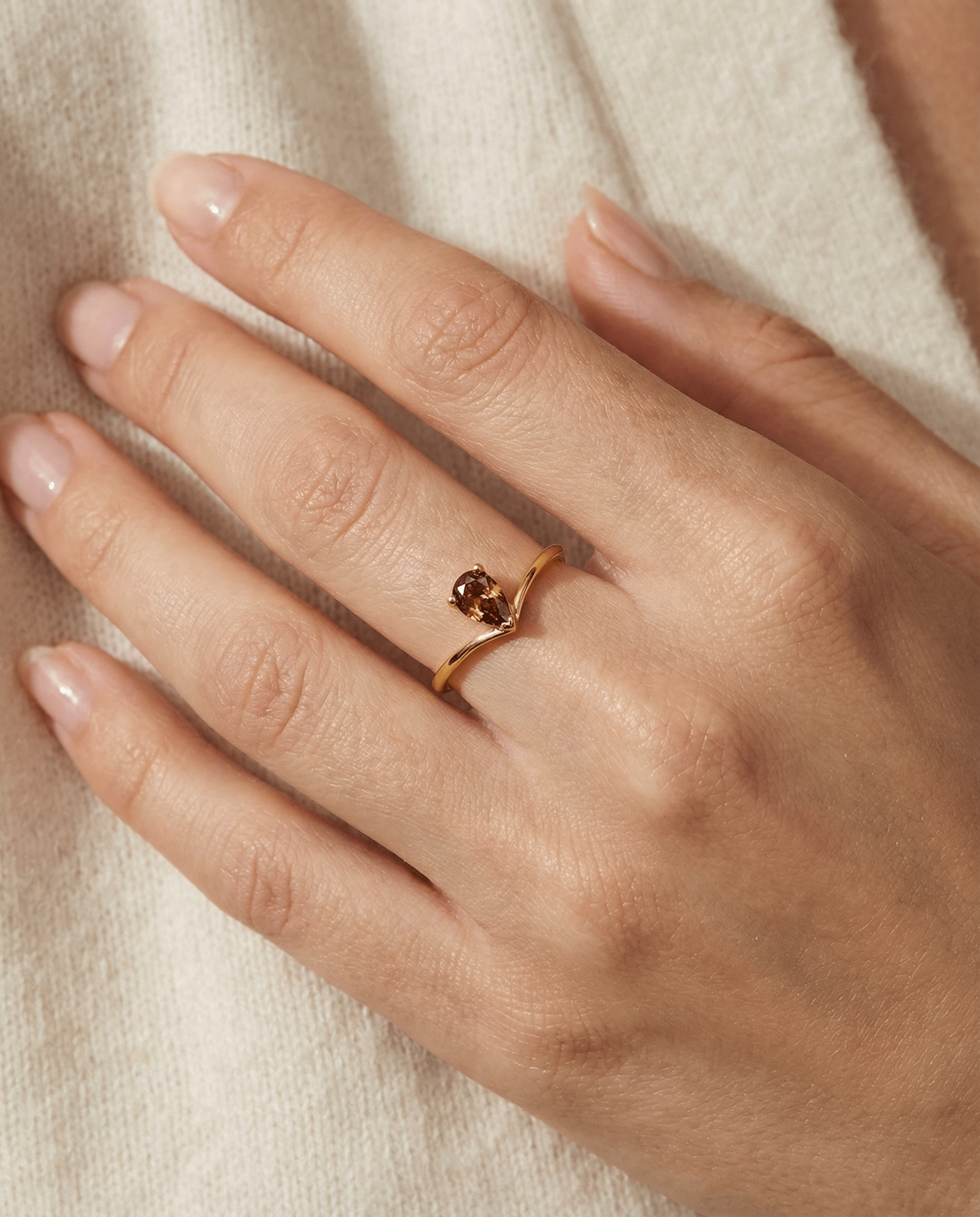 DARK ESPRESSO – klassischer Ring im Tropfen-Design mit kaffeebraunem Zirkonia, aus 925 Silber 18K vergoldet