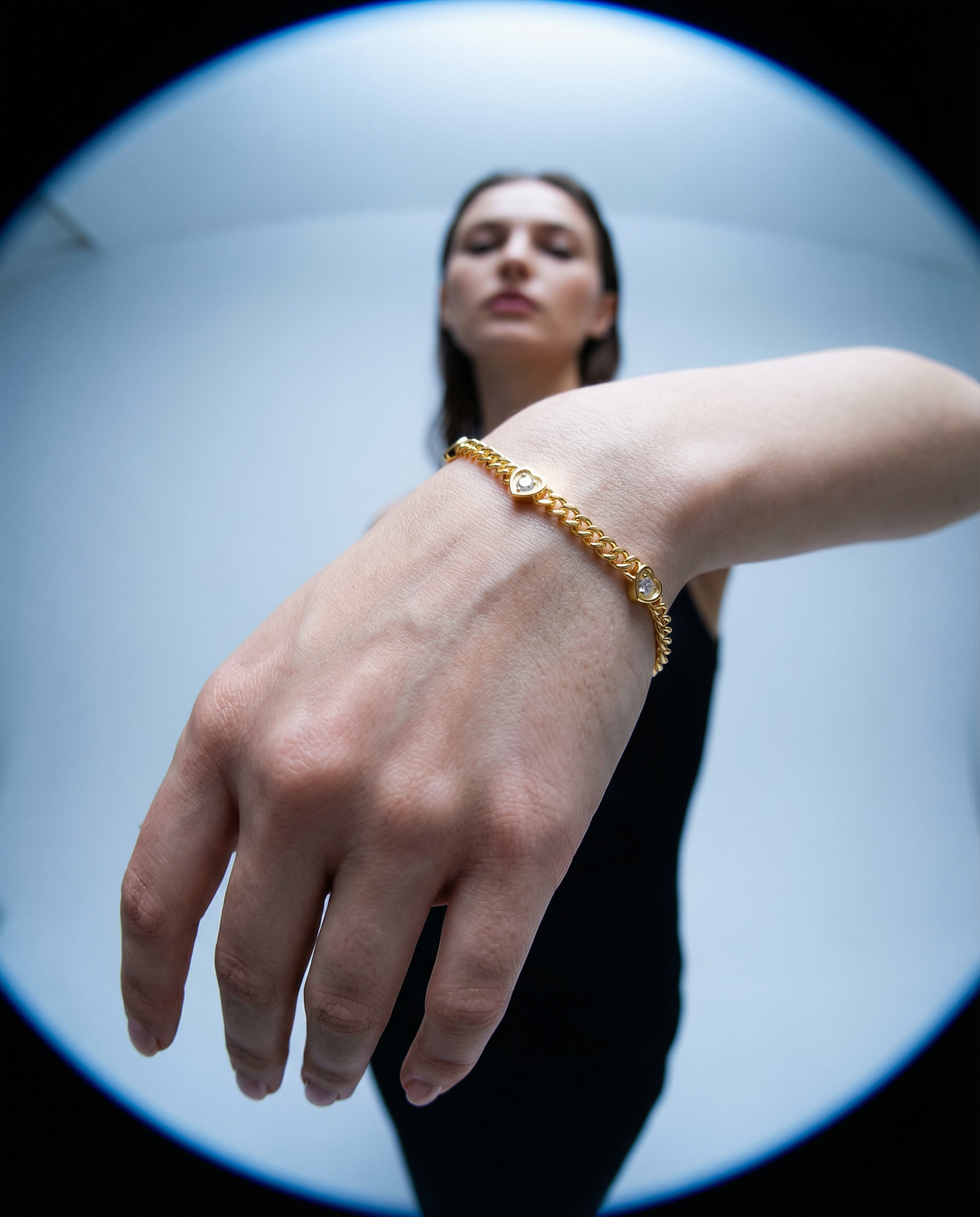 ENDLESS LOVE – Curb Chain Armband mit herzförmigen Zirkonias, aus 925 Silber 18K vergoldet