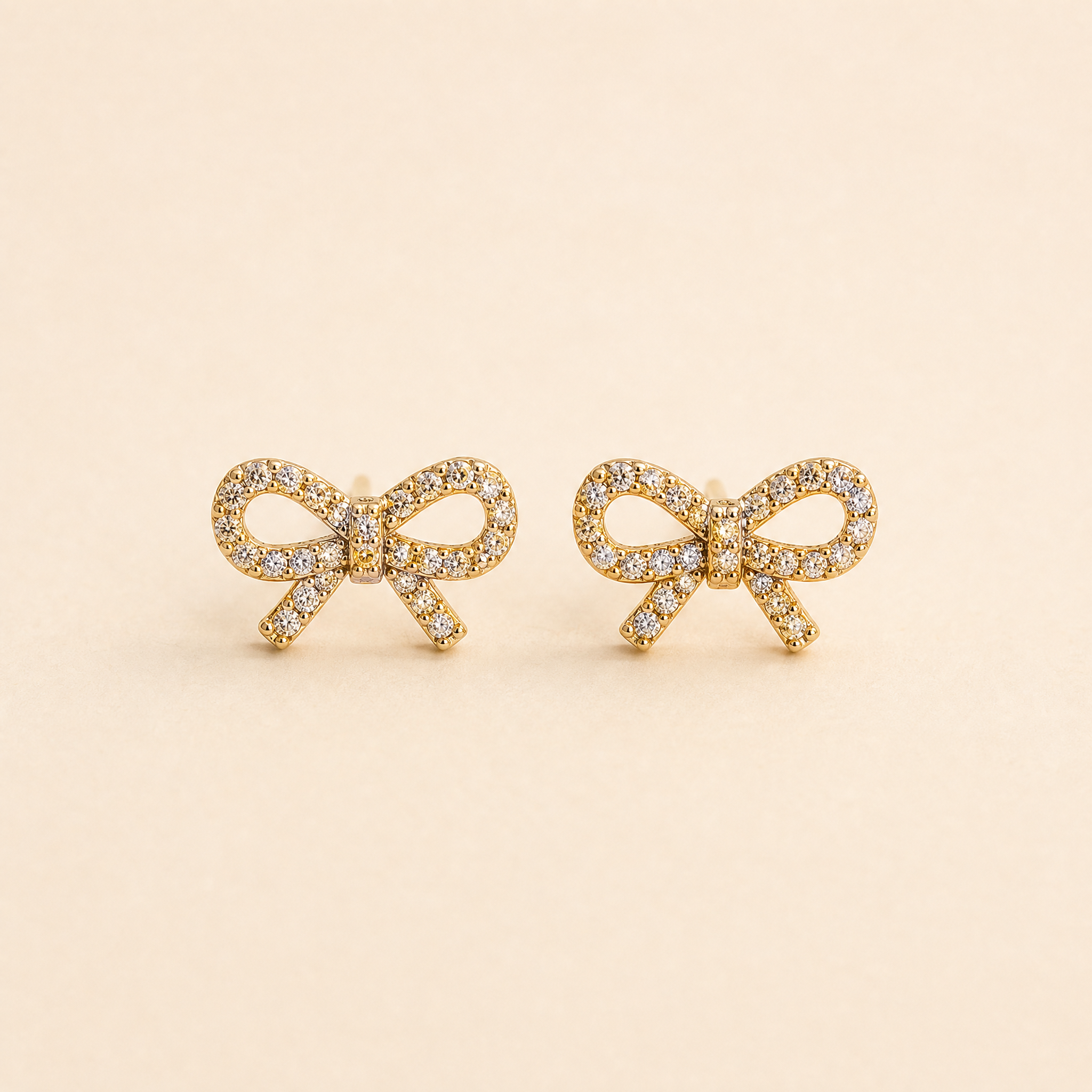 SHINY BOW STUDS – Schleifen Ohrringe mit funkelnden Zirkonias, aus 925 Silber 18K vergoldet - NINASIA