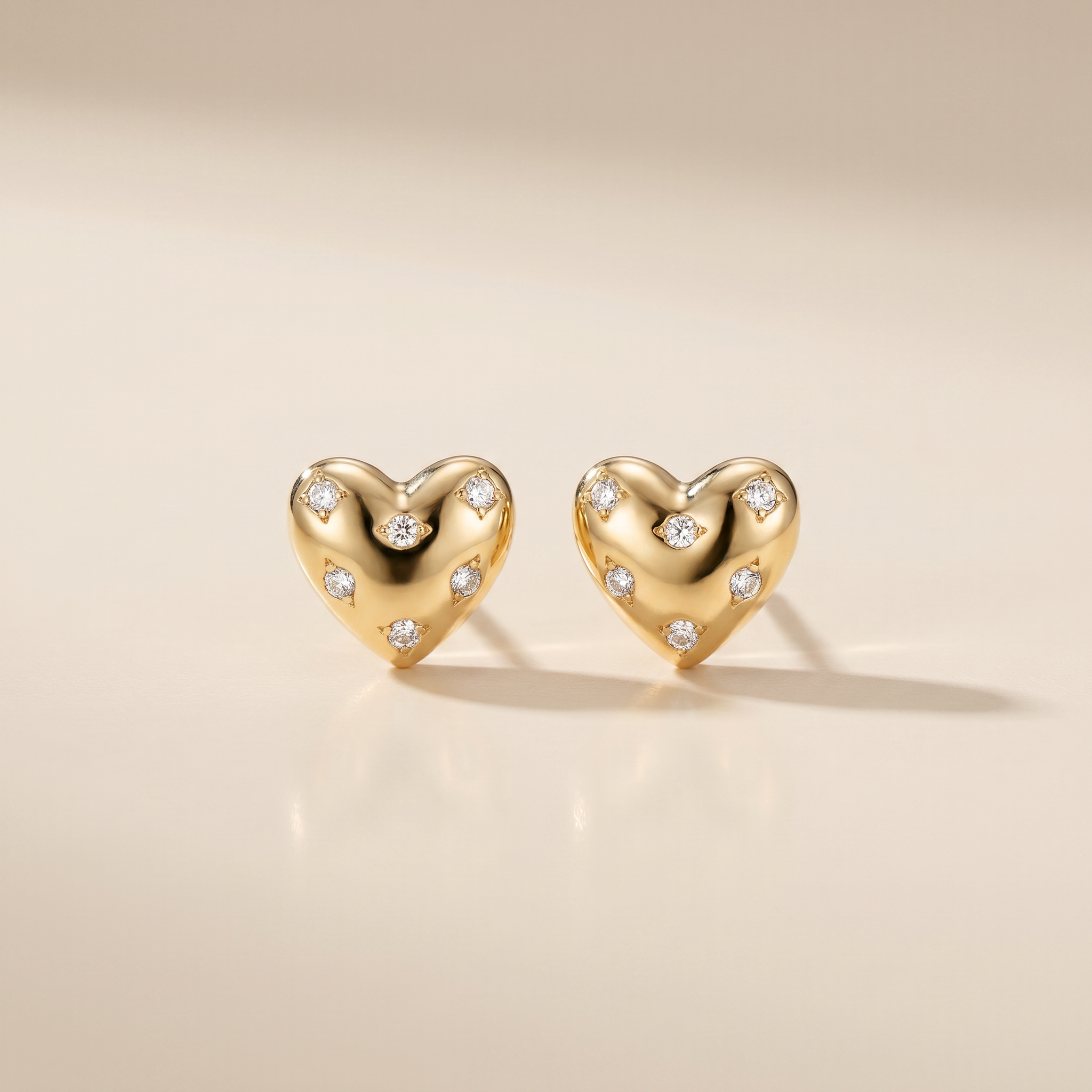 Heart Sparkle – zarte Herz Ohrstecker mit Zirkonia aus 925 Silber 18K vergoldet - NINASIA