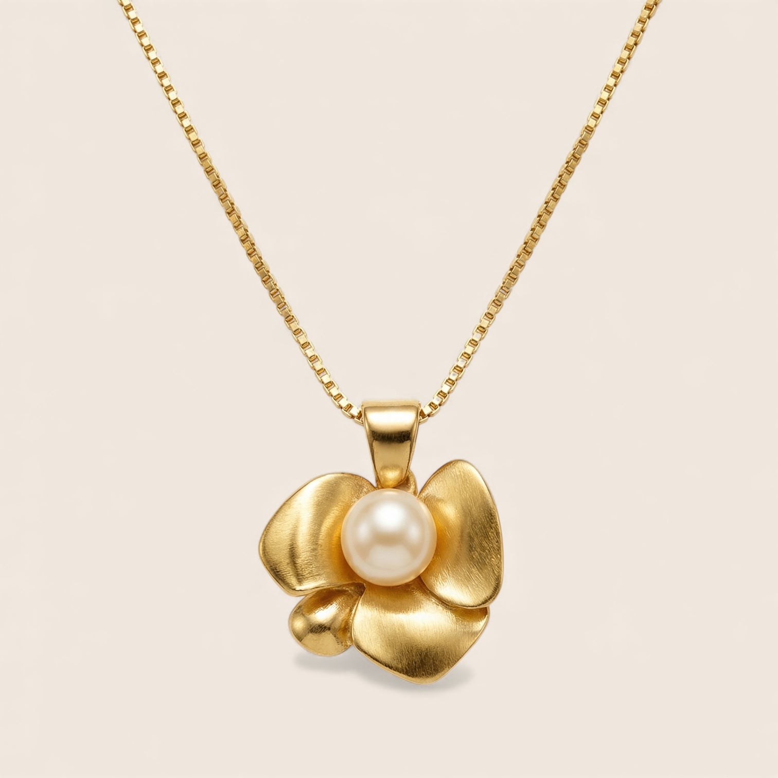 Flower of Pearl – elegant necklace made of 925 silver 18K gold-plated