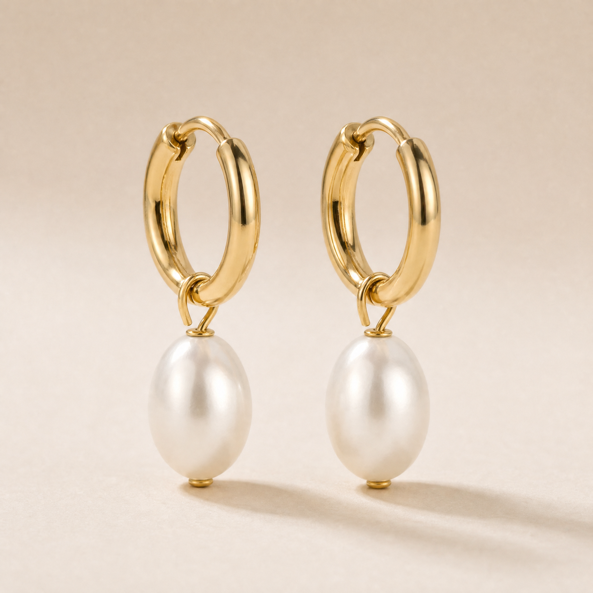 Essential hinged hoop earrings with freshwater cultured pearls made of high-quality IPG-plated stainless steel