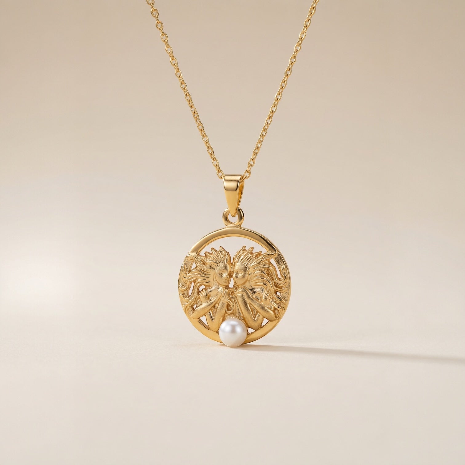 Celestial Essential – Sternzeichen Anhänger aus 925 Sterling Silber vergoldet mit Edelstein / Perle – mit oder ohne Halskette - NINASIA